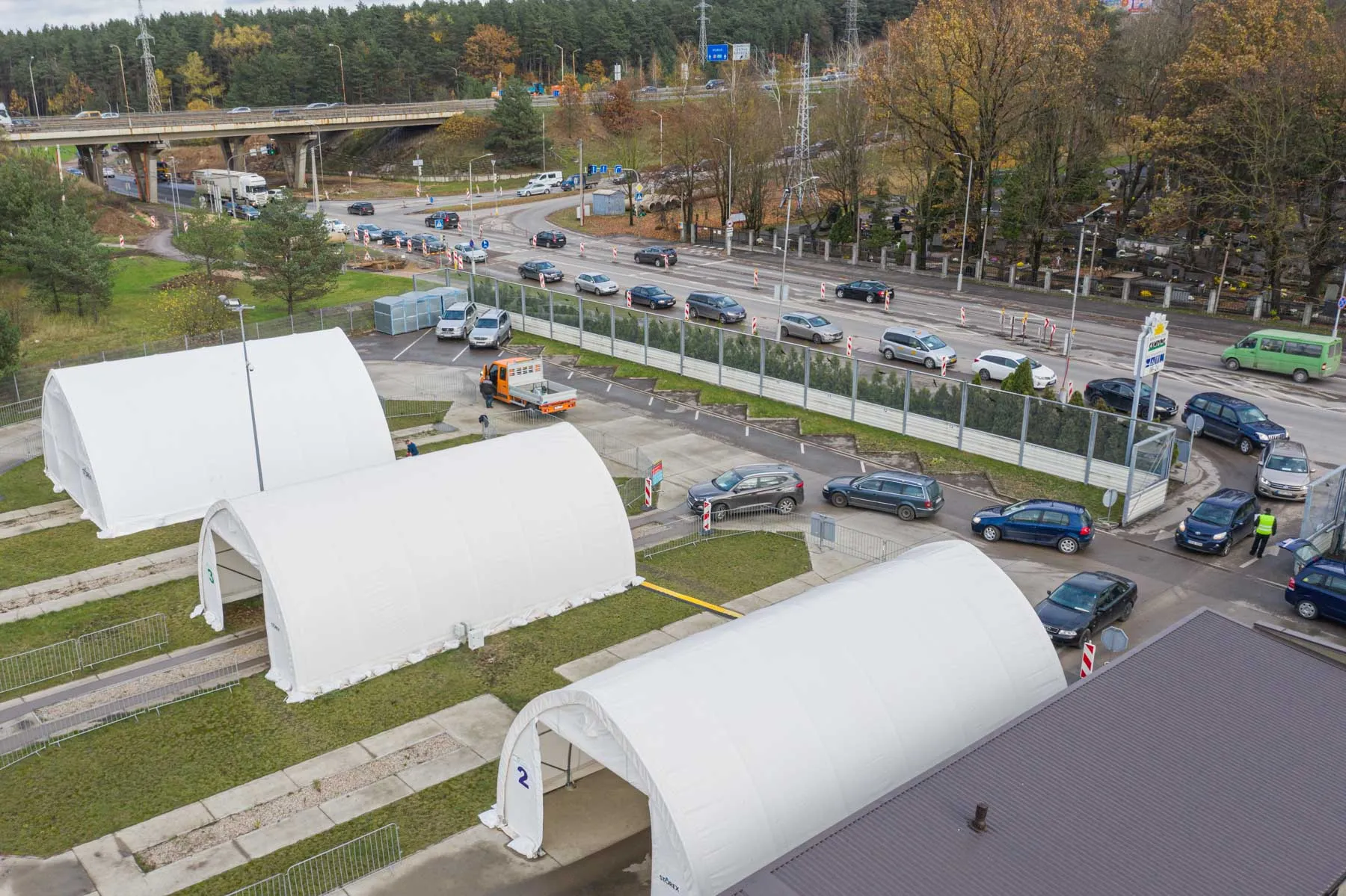Automobilių eilė prie koronaviruso patikros punkto