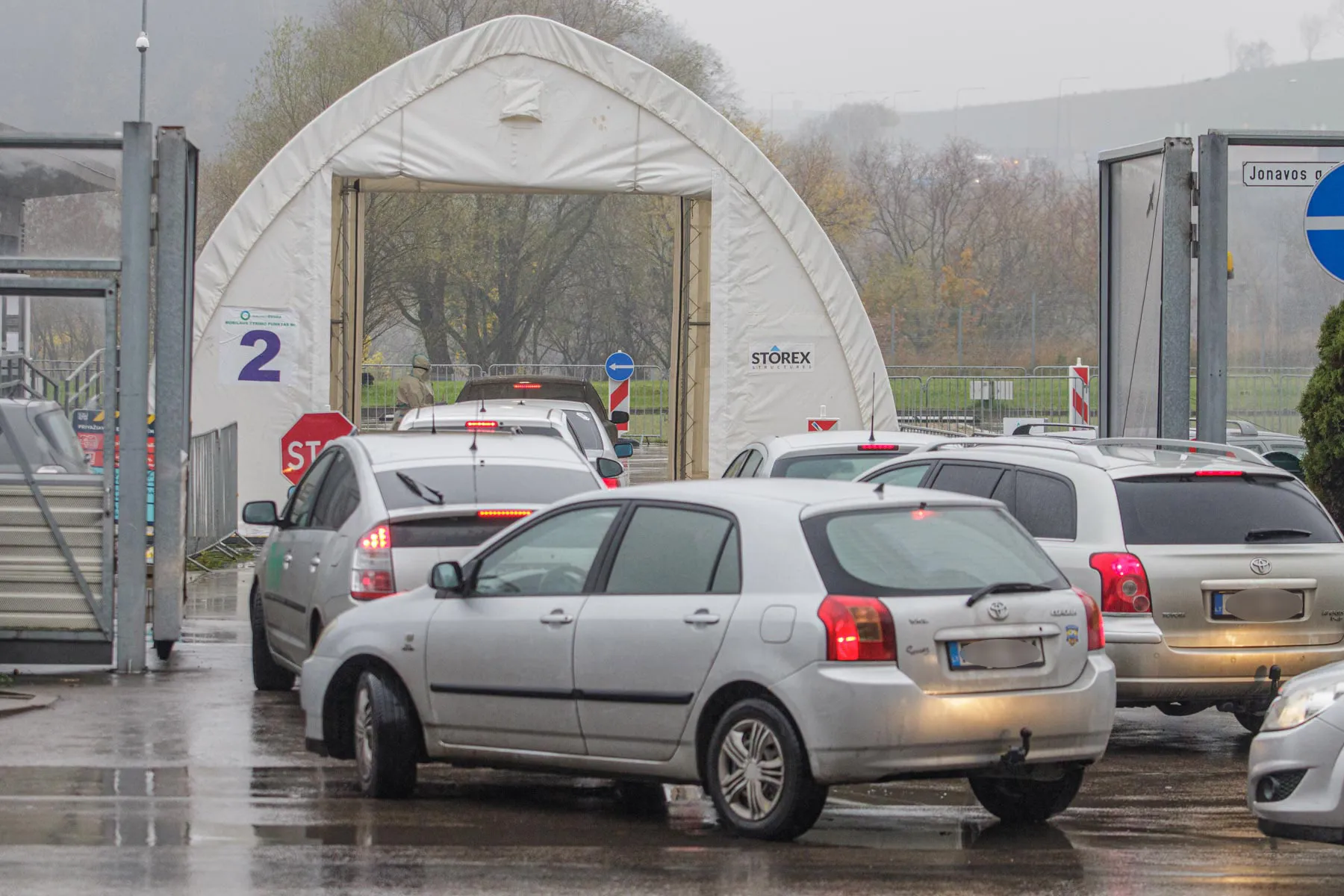 Automobilių eilė prie mobilaus koronoviruso patikros punkto