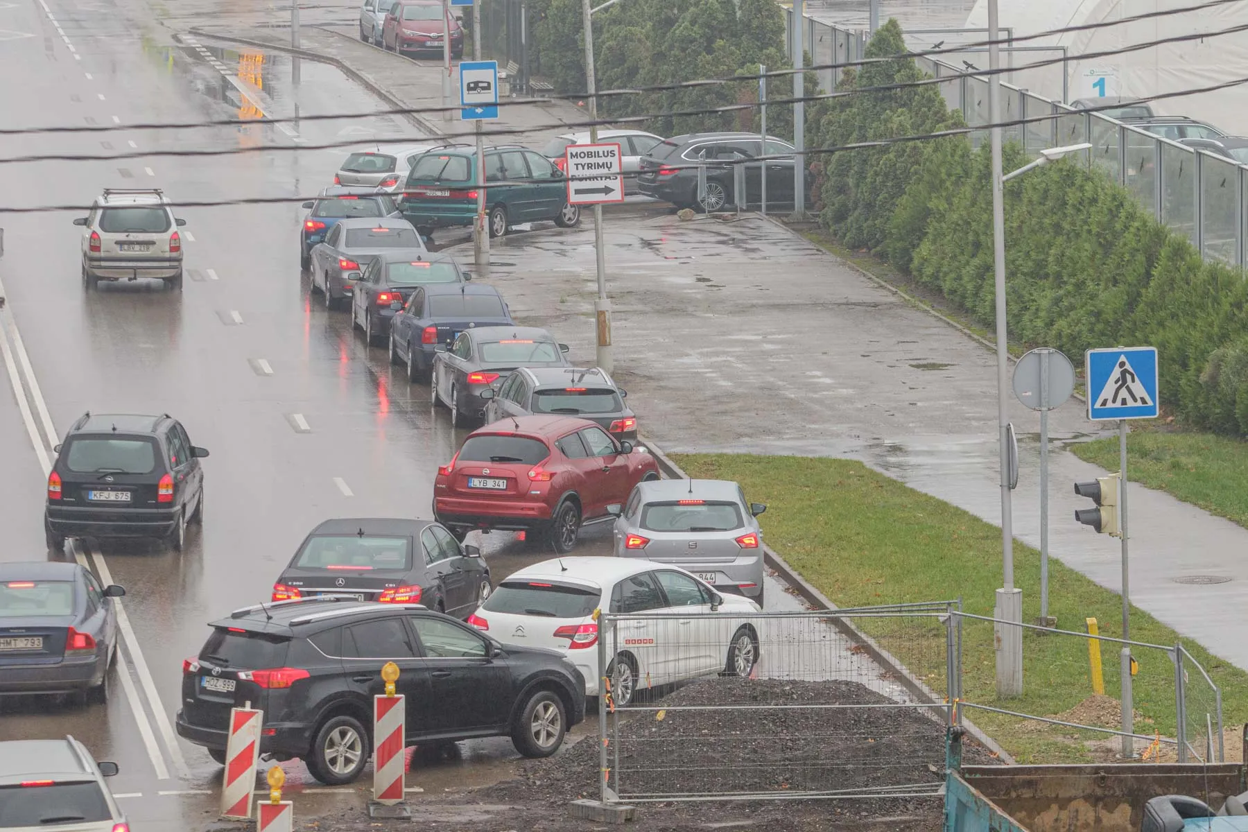 Automobilių eilė prie mobilaus koronoviruso patikros punkto