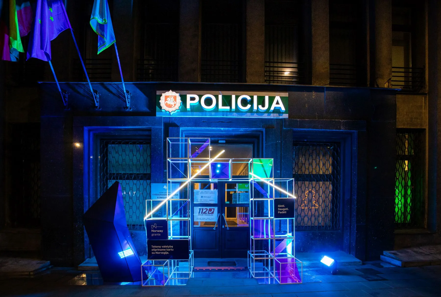 Meninė instaliacija pire policijos