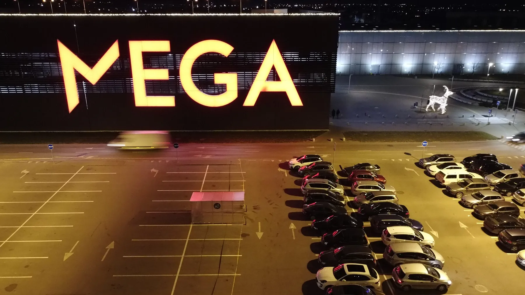 Eismas, prekybos centras, stovėjimo aikštelė, mega.JPG