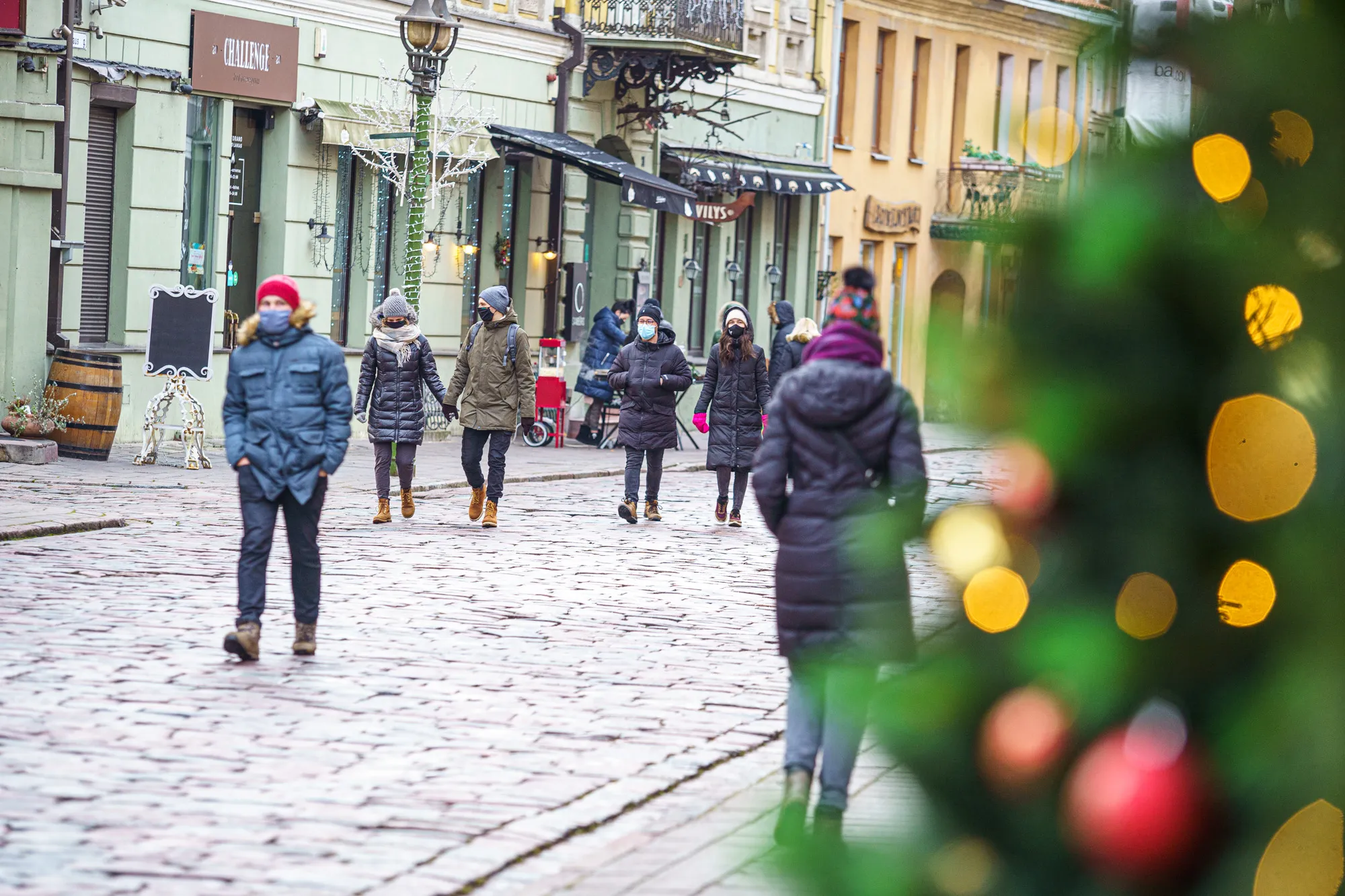 Karantinas, kaukės, žmonės, susibūrimas, Rotušės aikštė, eglė, senamiestis
