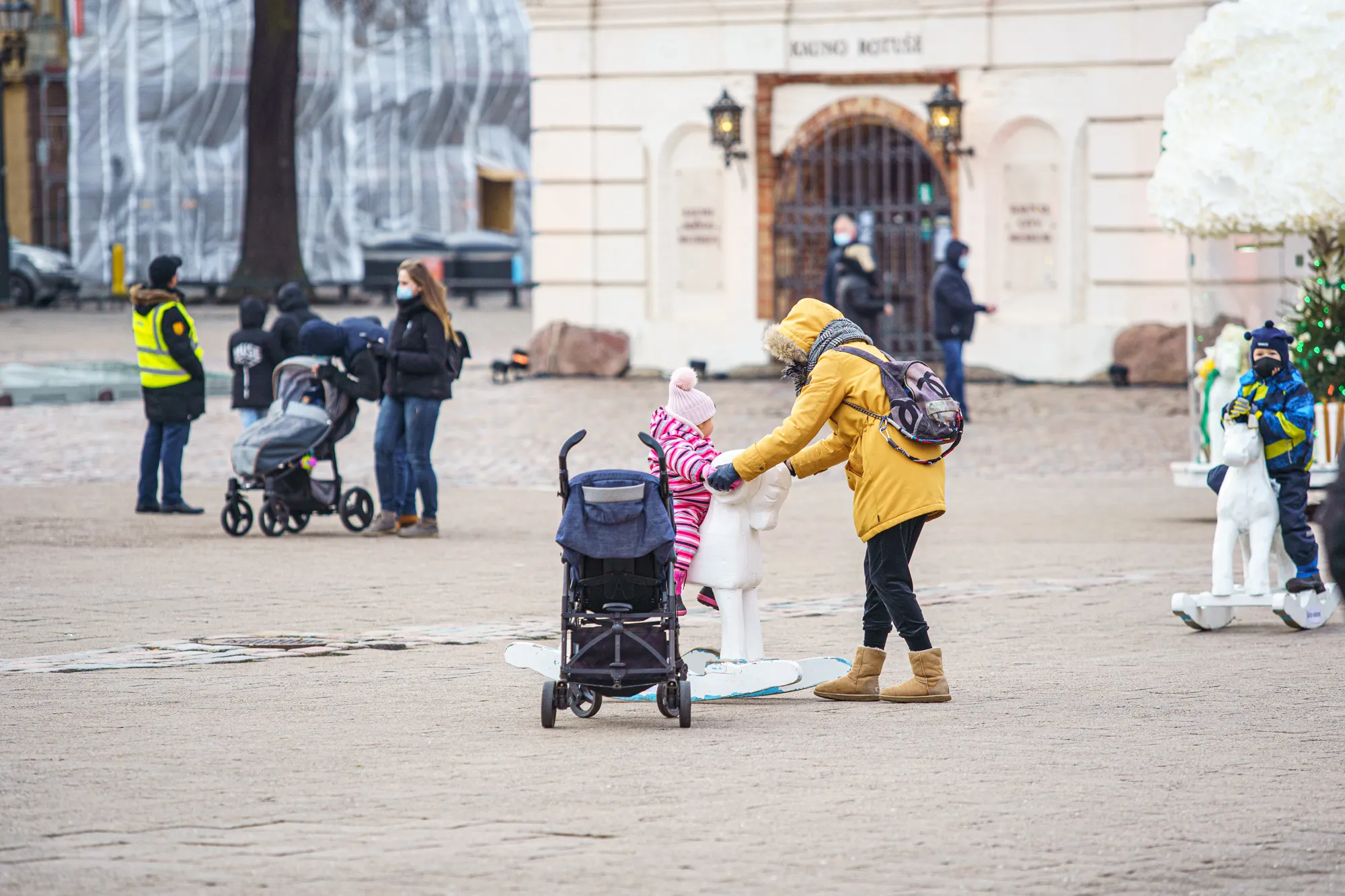 Karantinas, kaukės, žmonės, susibūrimas, Rotušės aikštė, eglė, senamiestis, vaikas, tėvai