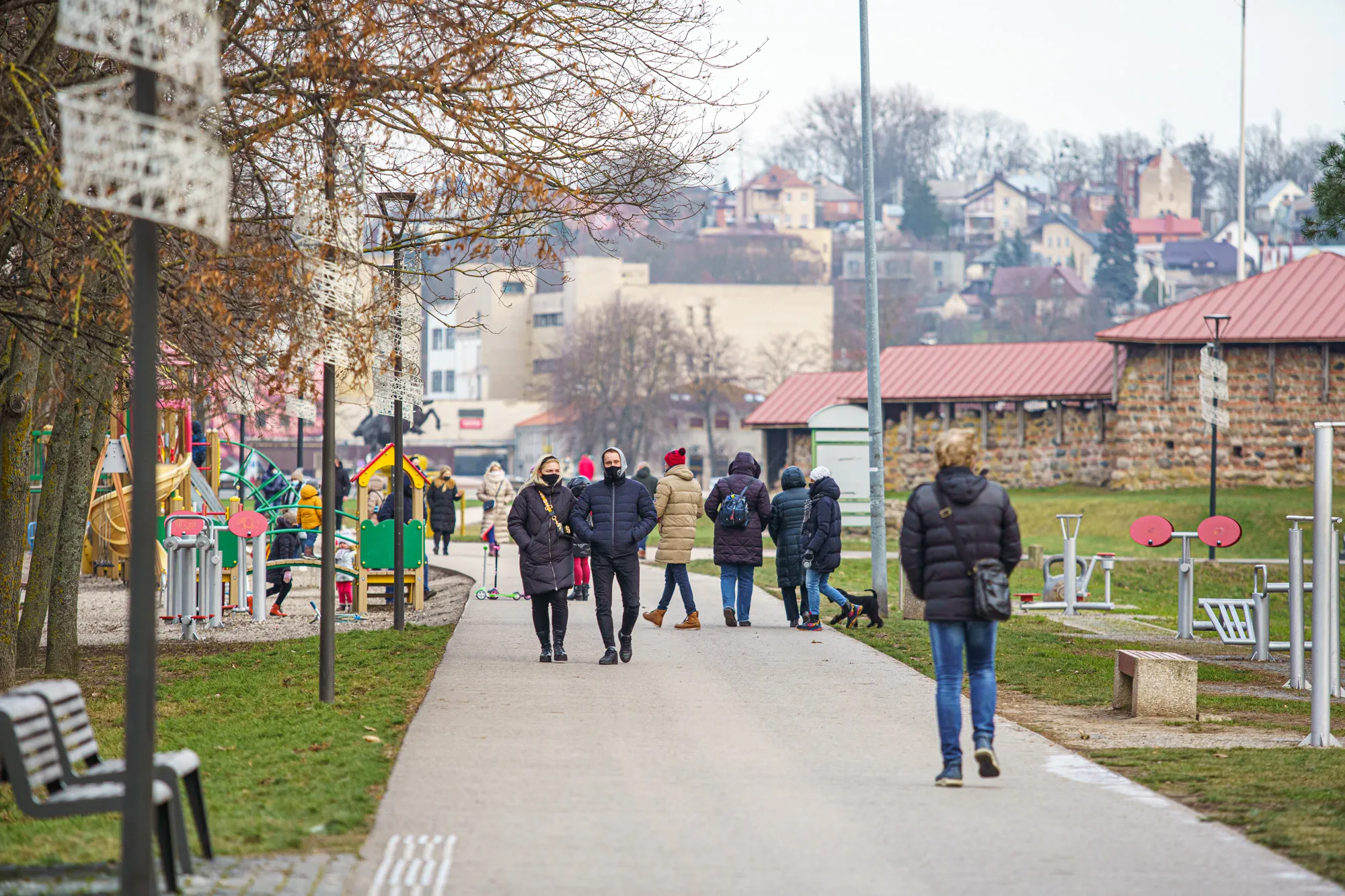 Karantinas, kaukės, žmonės, susibūrimas, Rotušės aikštė, eglė, senamiestis