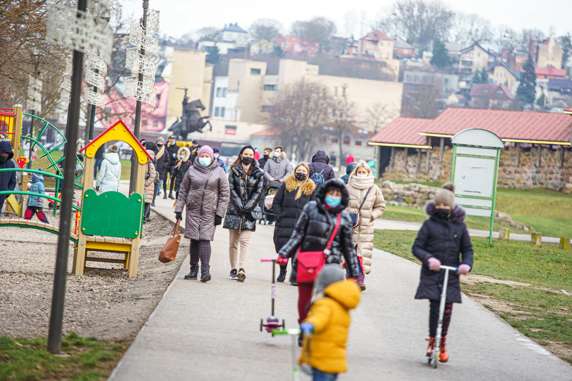 Karantinas, kaukės, žmonės, susibūrimas, Rotušės aikštė, eglė, senamiestis