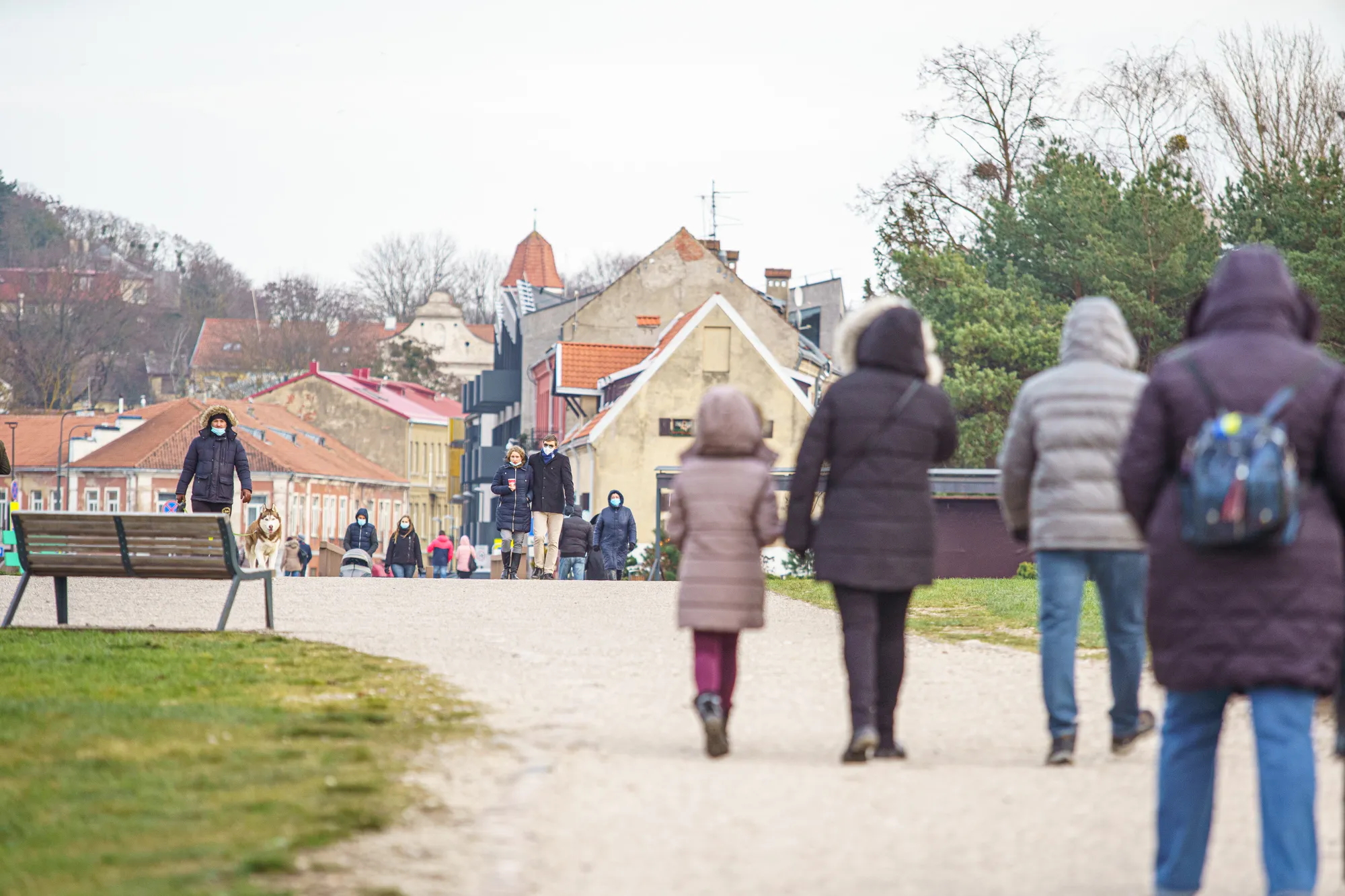 vaikas, tėvai, Karantinas, kaukės, žmonės, susibūrimas, Rotušės aikštė, eglė, senamiestis