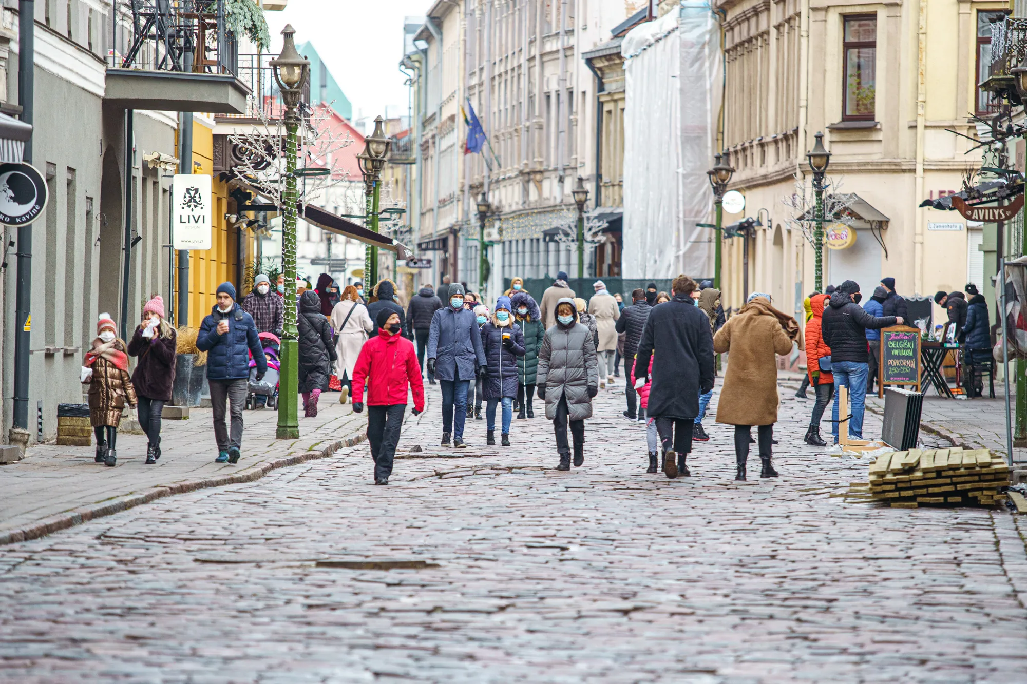 Karantinas, kaukės, žmonės, susibūrimas, Rotušės aikštė, eglė, senamiestis