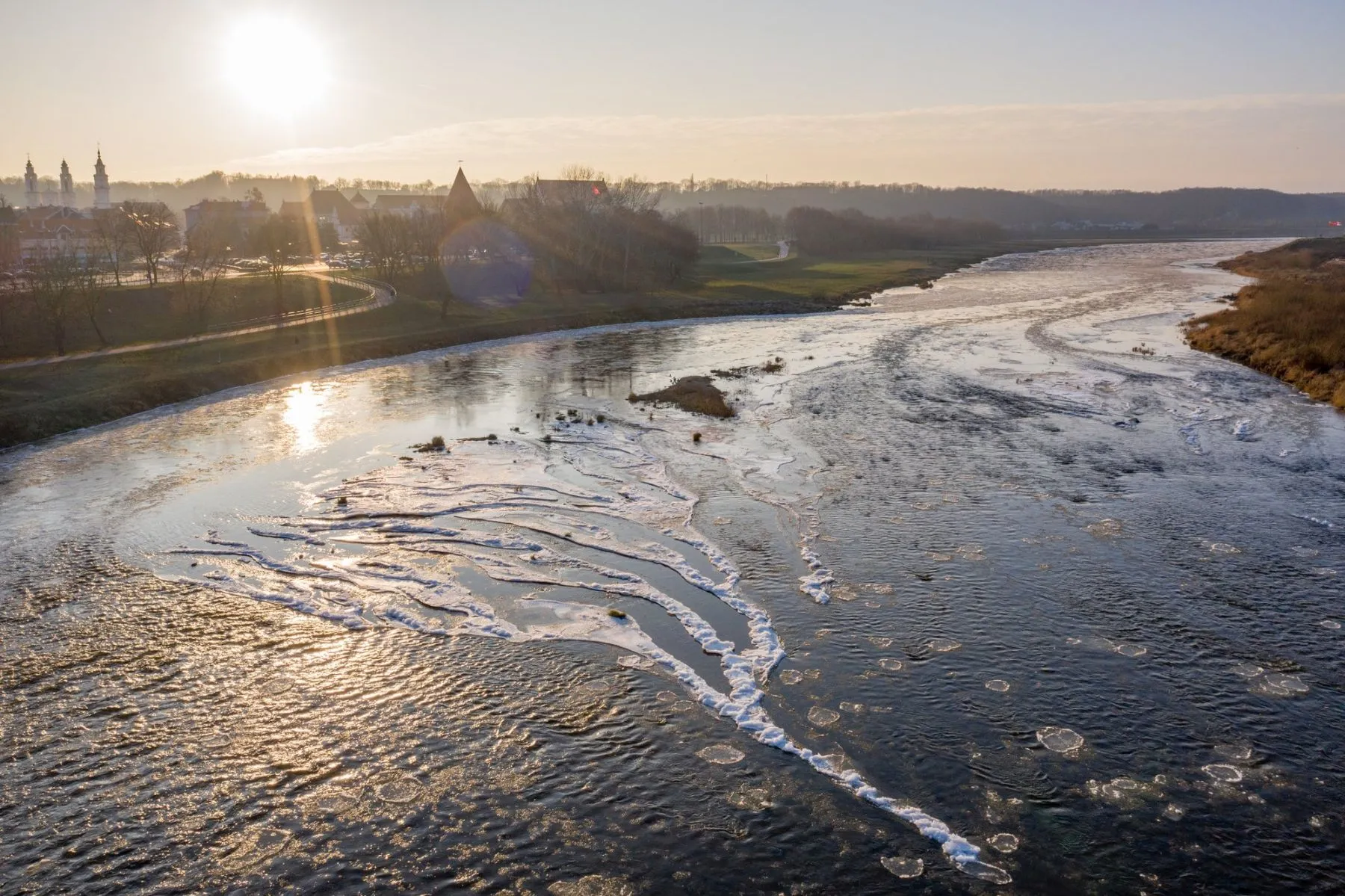 Šąlanti Neris, orai, upė