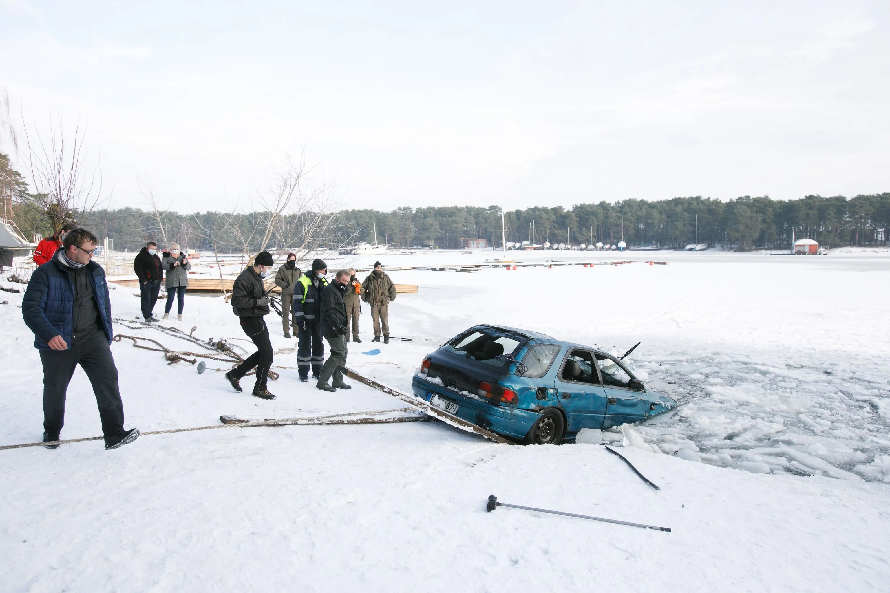 Iš marių ištrauktas Subaru automobilis