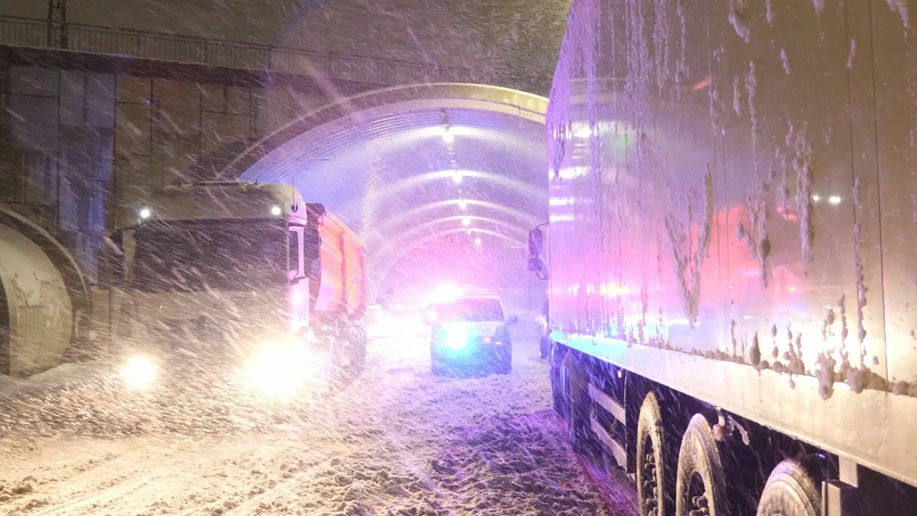 Eismas Amalių aplinkkelyje  / „Kas vyksta Kaune“ nuotr.