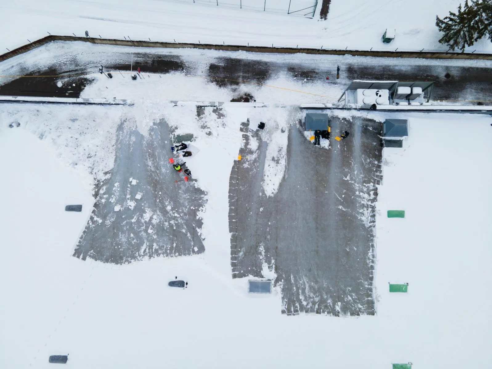 Nuo „Molo“ stogo valomas sniegas