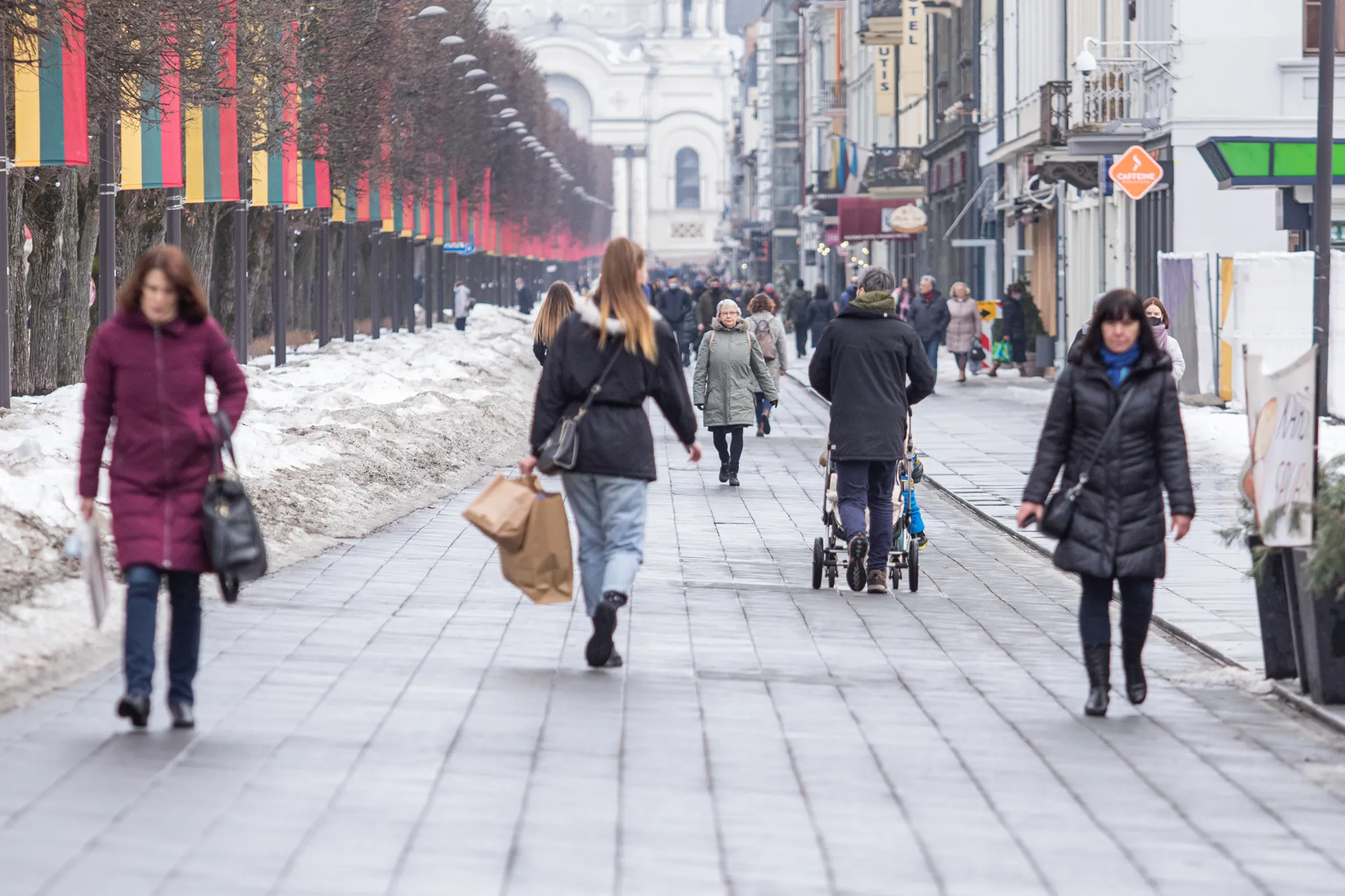 Pirma diena kuomet galima lauke vaikščioti be kaukių