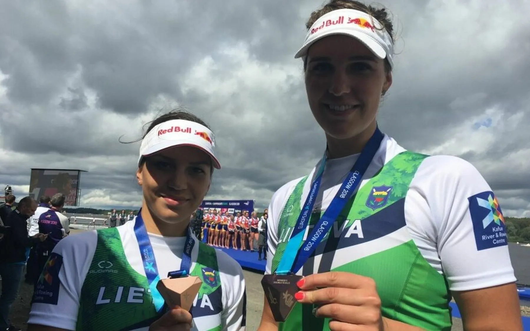 Milda Valčiukaitė (kaireje) Ieva Adomaviciutė (dešinėje)