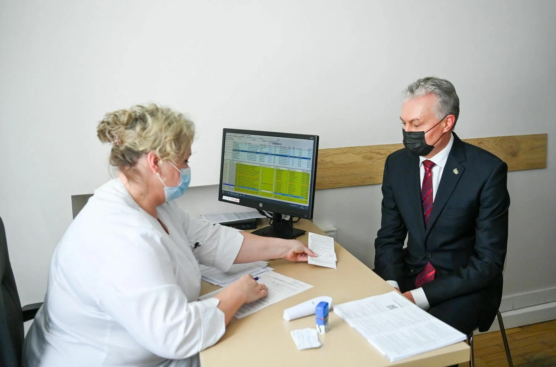 G. Nausėda skiepijamas nuo koronaviruso „AstraZeneca“ vakcina / DELFI nuotr.