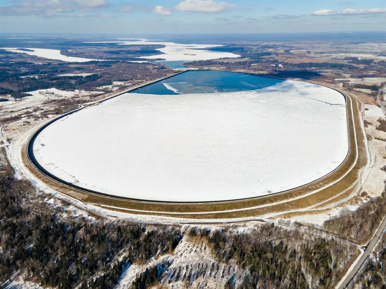 Užšalęs Kruonio HAE viršutinis rezervuaras