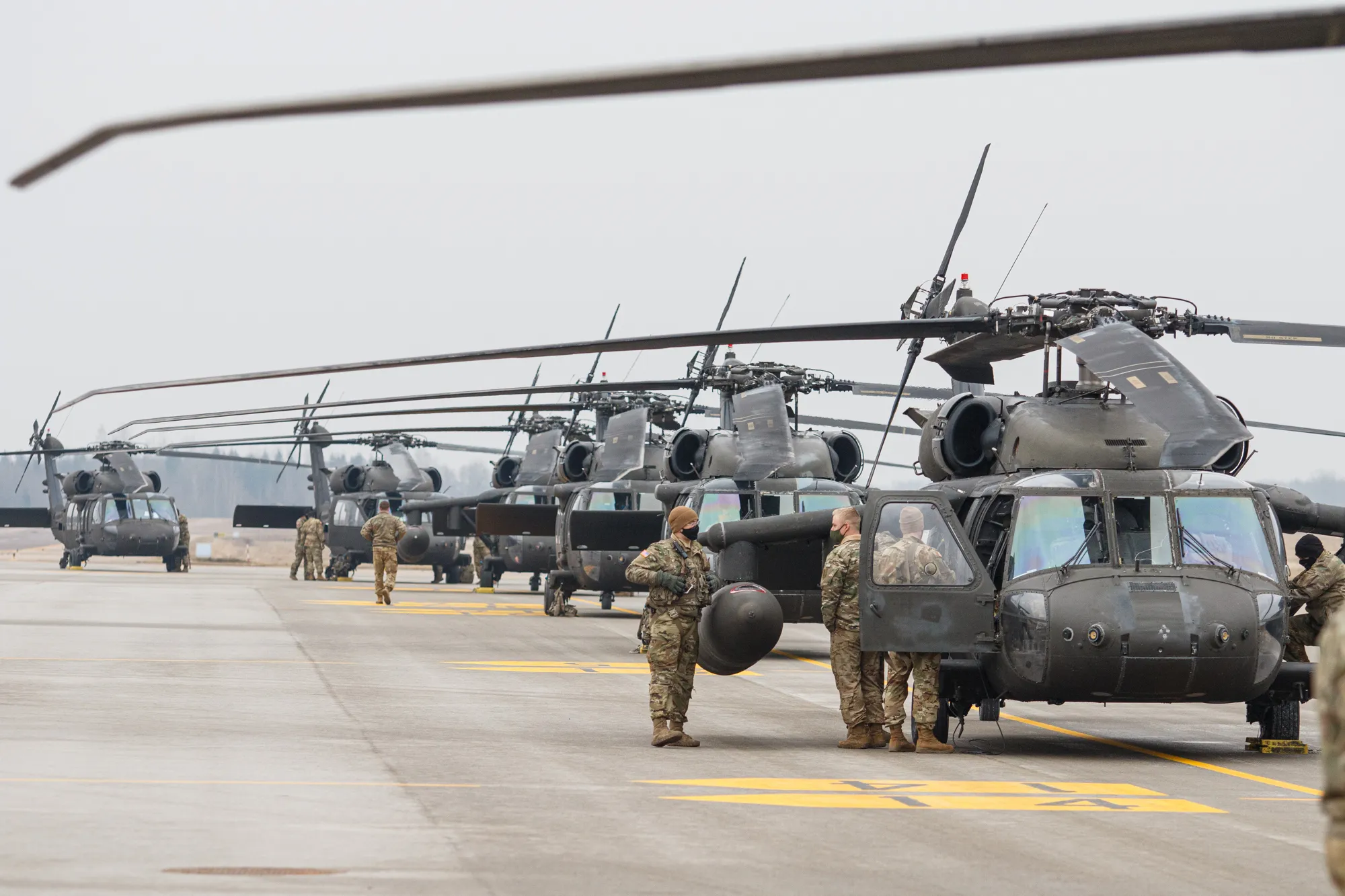 „Black Hawk“ sraigtasparniai leidosi Karmėlavoje