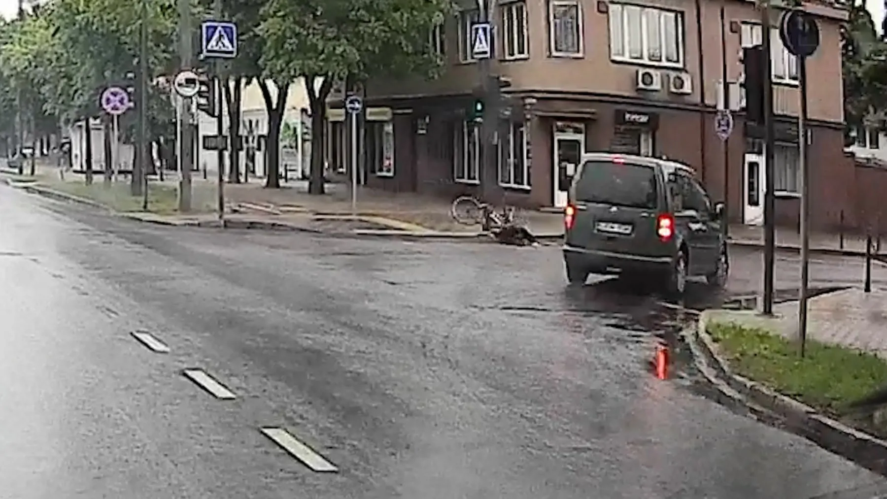 Partrenktas dviratininkas / Stop kadro nuotr.