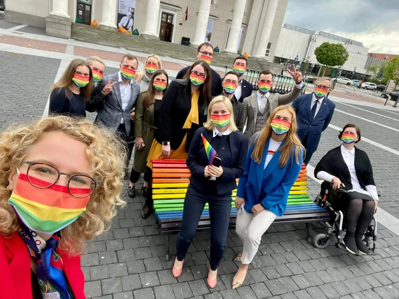 Vaivorykštės spalvų suoliukas / DELFI nuotr.