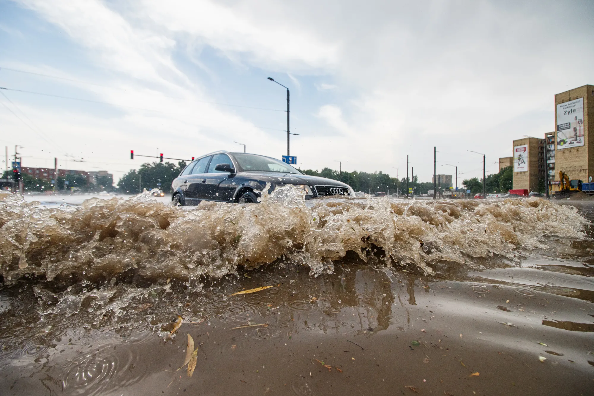 Kelininkai įspėja: dėl besiartinančios liūties šiąnakt gali patvinti keliai