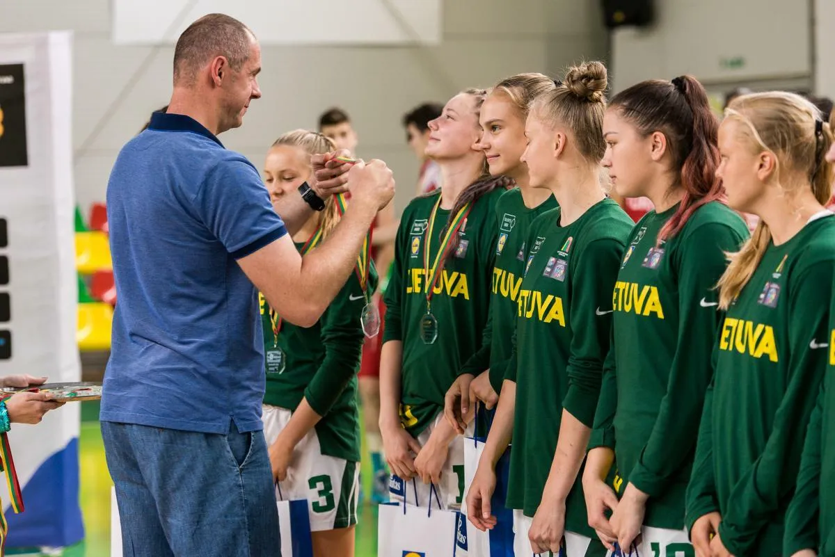 R. Šiškauskas apdovanoja krepšininkes