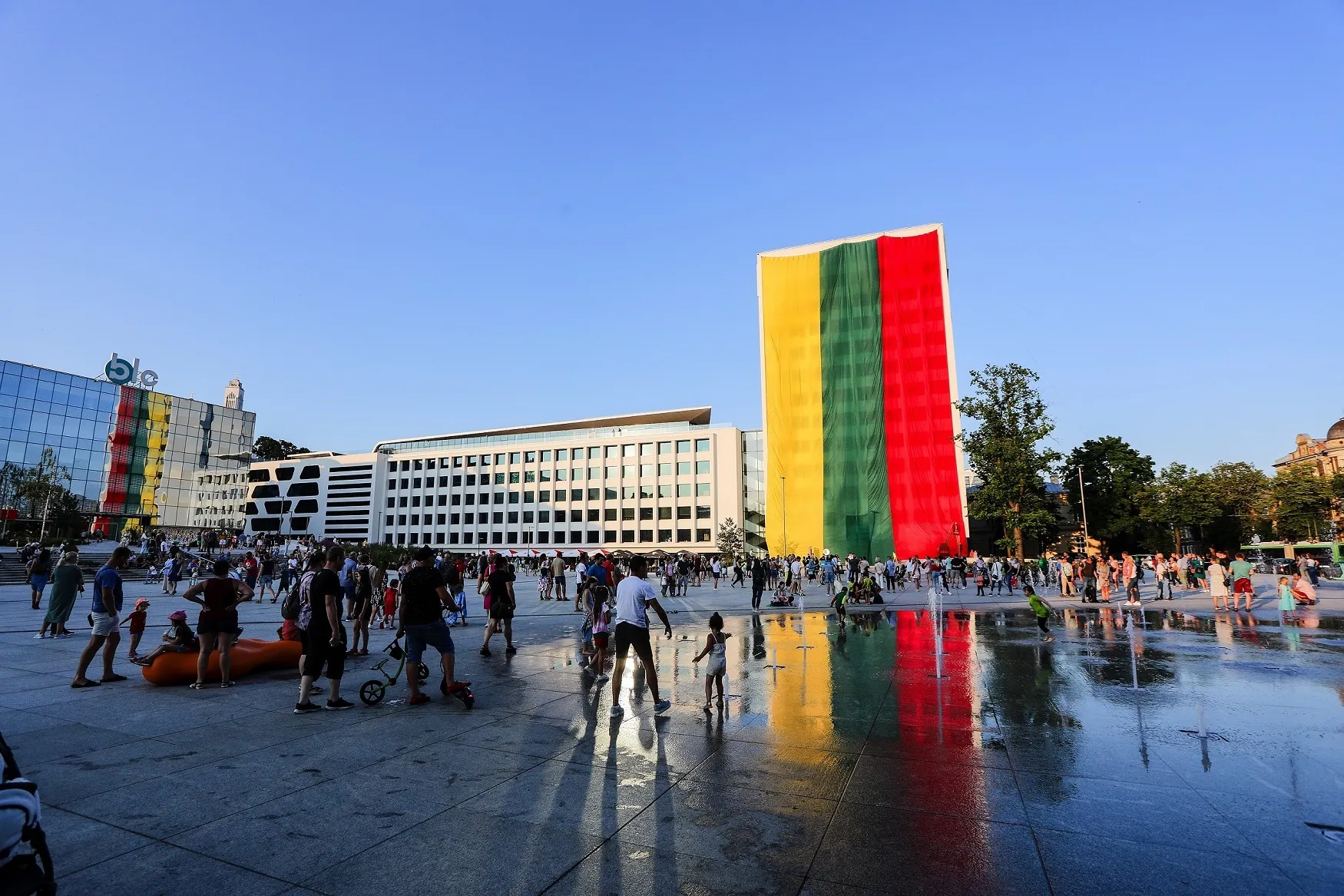 Kauniečiai Vienybės aikštėje giedojo himną