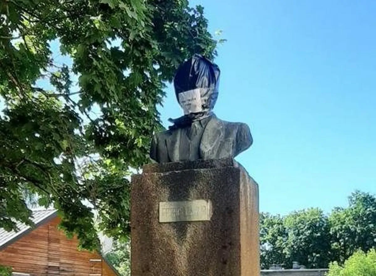 Petro Cvirkos paminklas