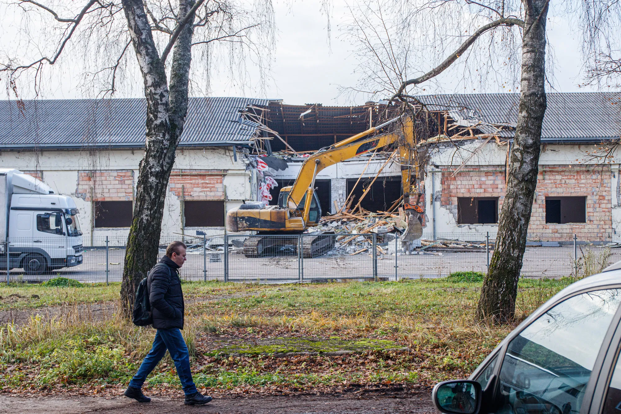 Griaunamas pastatas su absbesto stogo danga