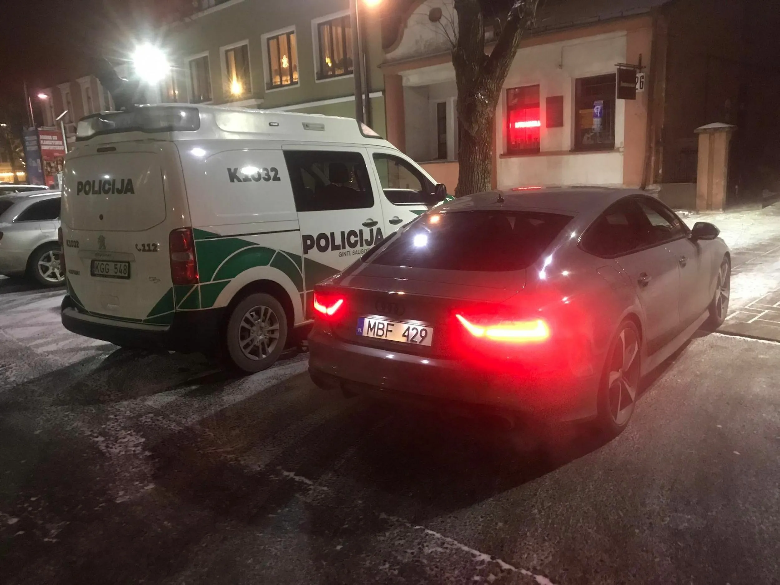 „Audi“ su nežymėto policijos „BMW“ numeriais