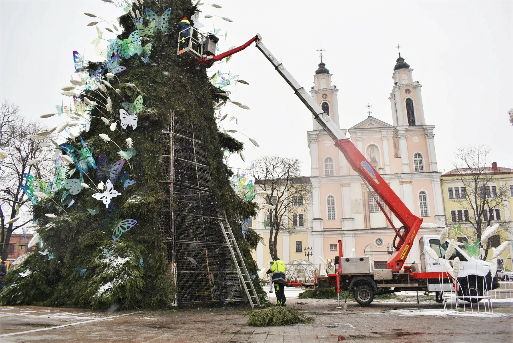 Apdegusi Kauno Kalėdų eglė