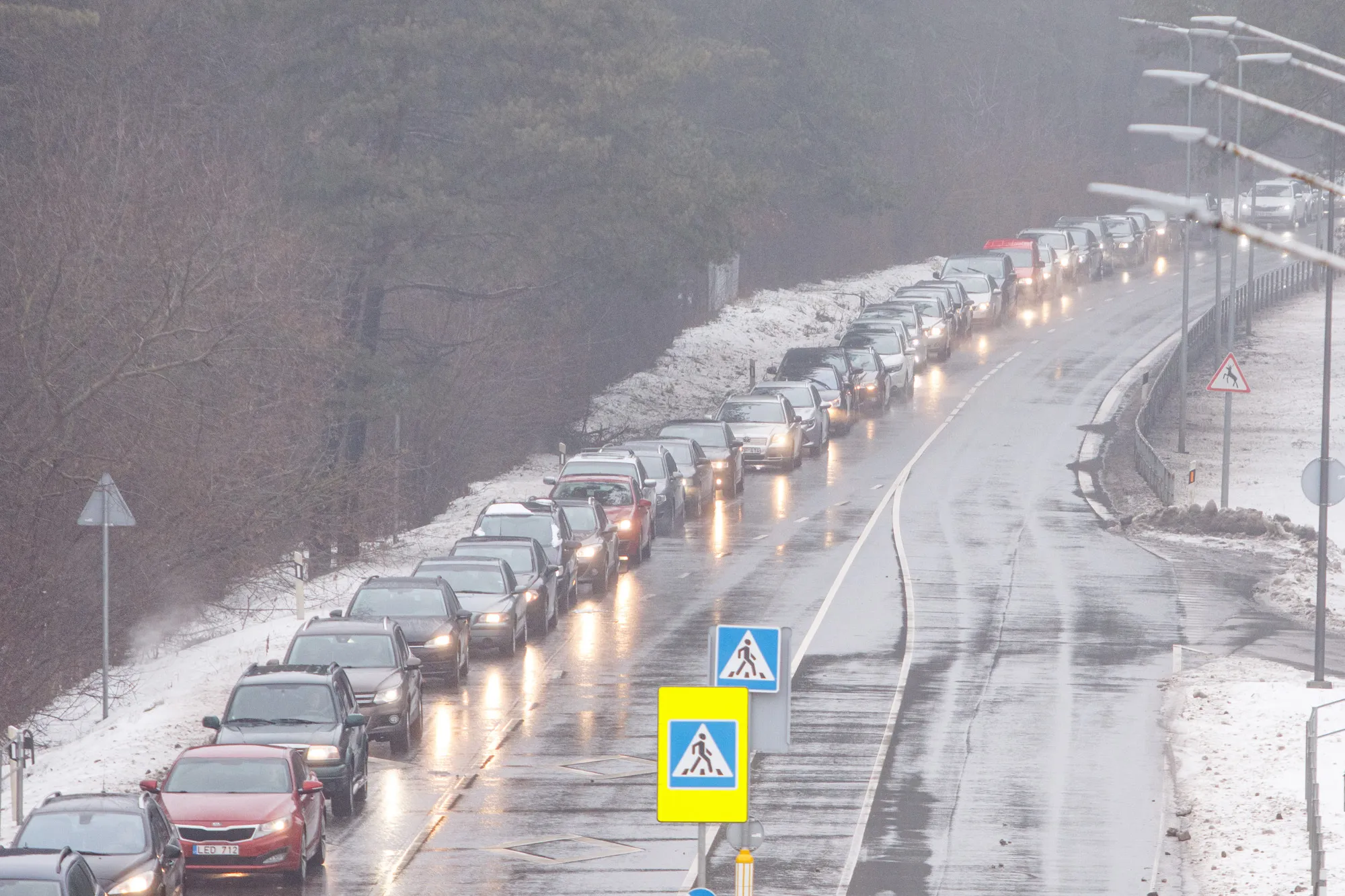 Automoblių eilė prie mobilaus tyrimo centro