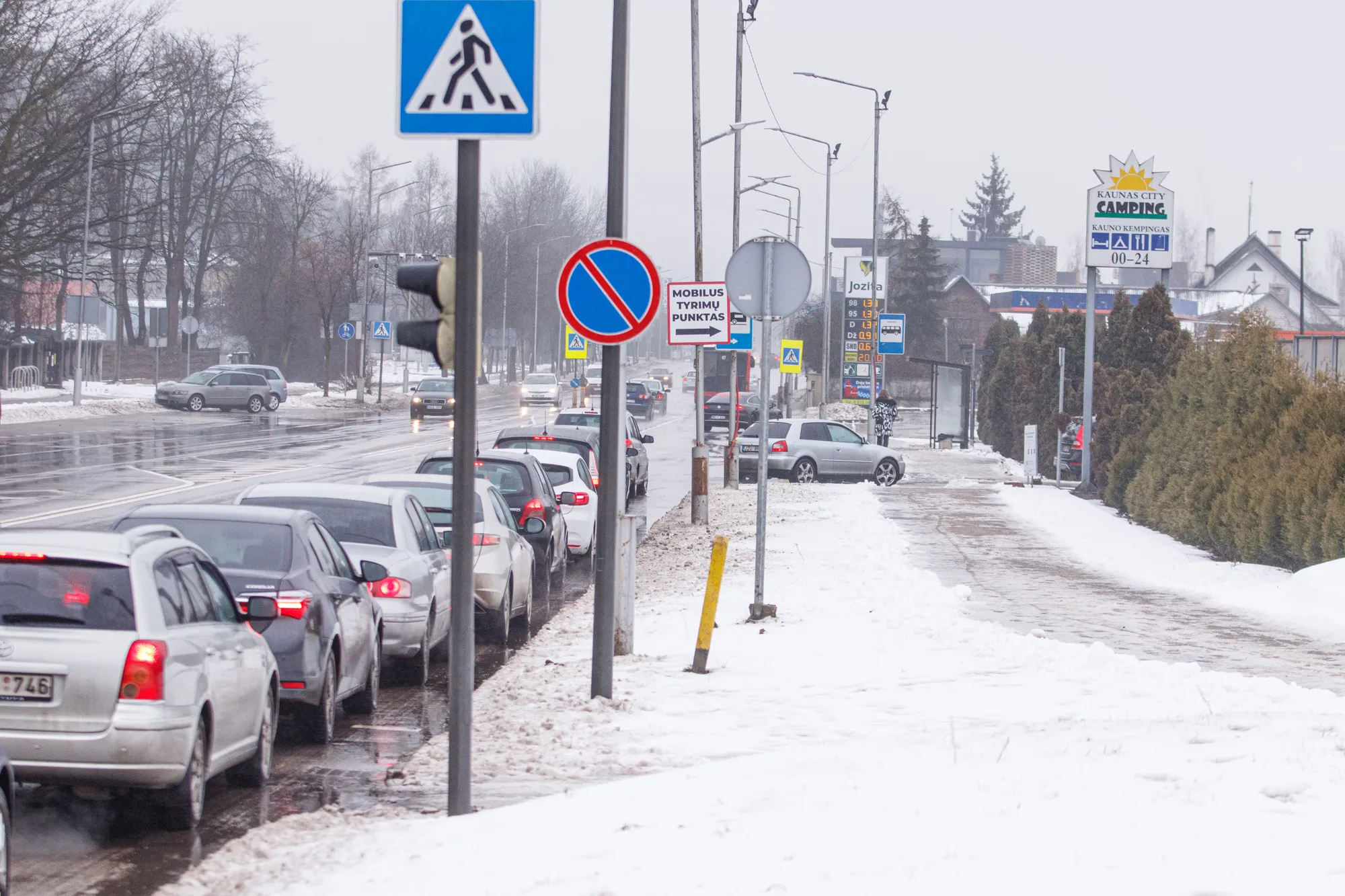 Automoblių eilė prie mobilaus tyrimo centro