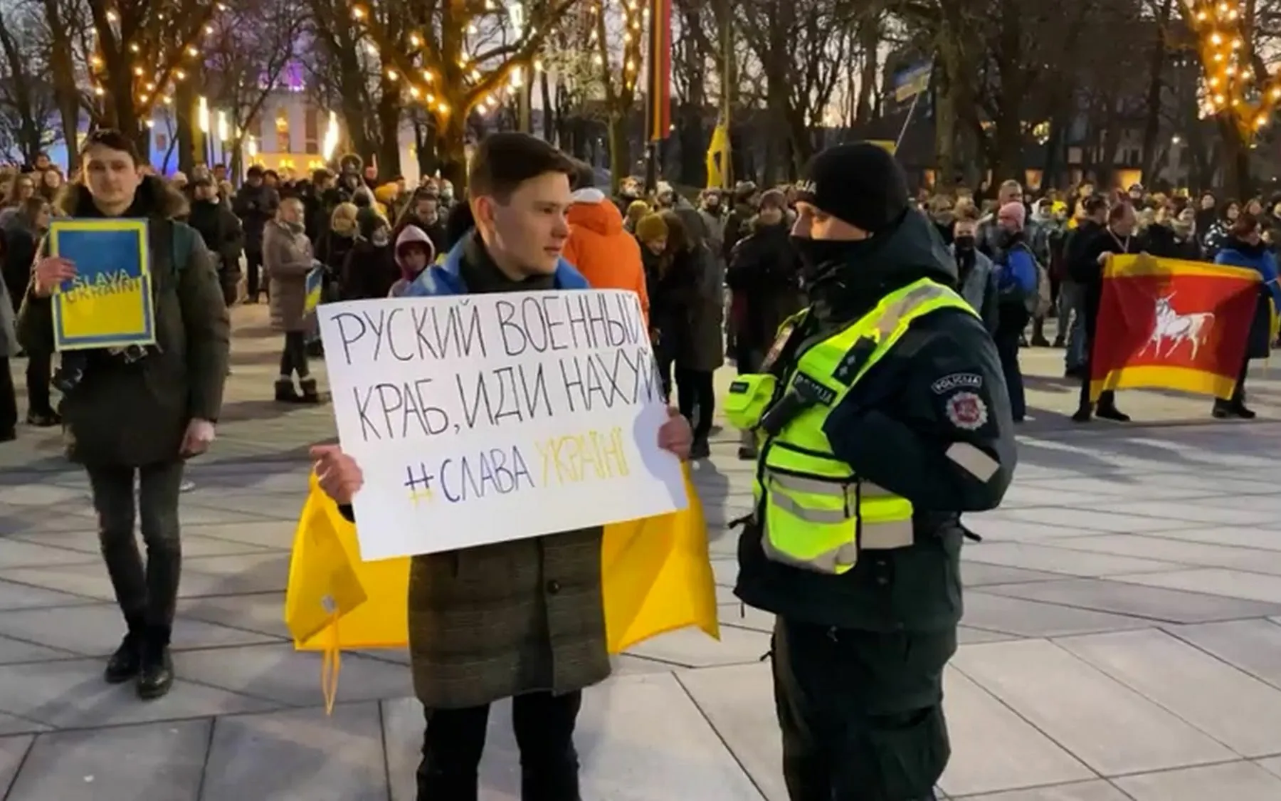 Proteste liepė paslėpti plakatą