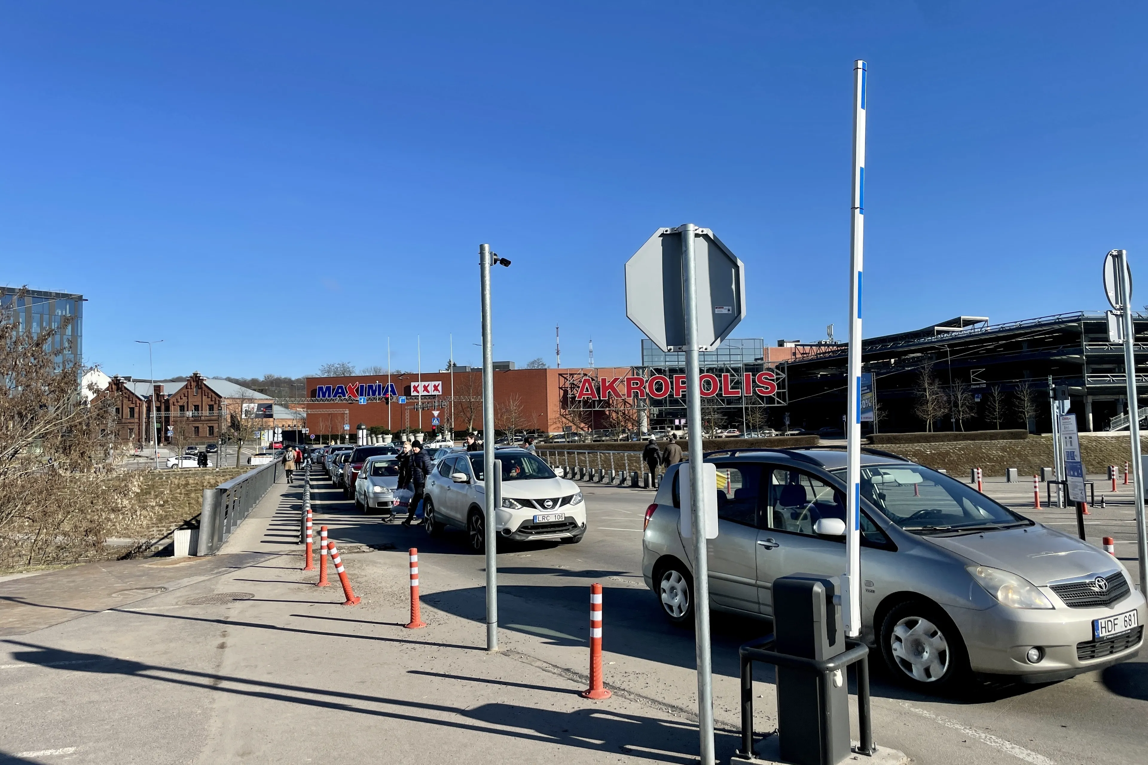 Prie Kauno „Žalgirio“ arenos kauniečiai aukoja daiktus Ukrainai