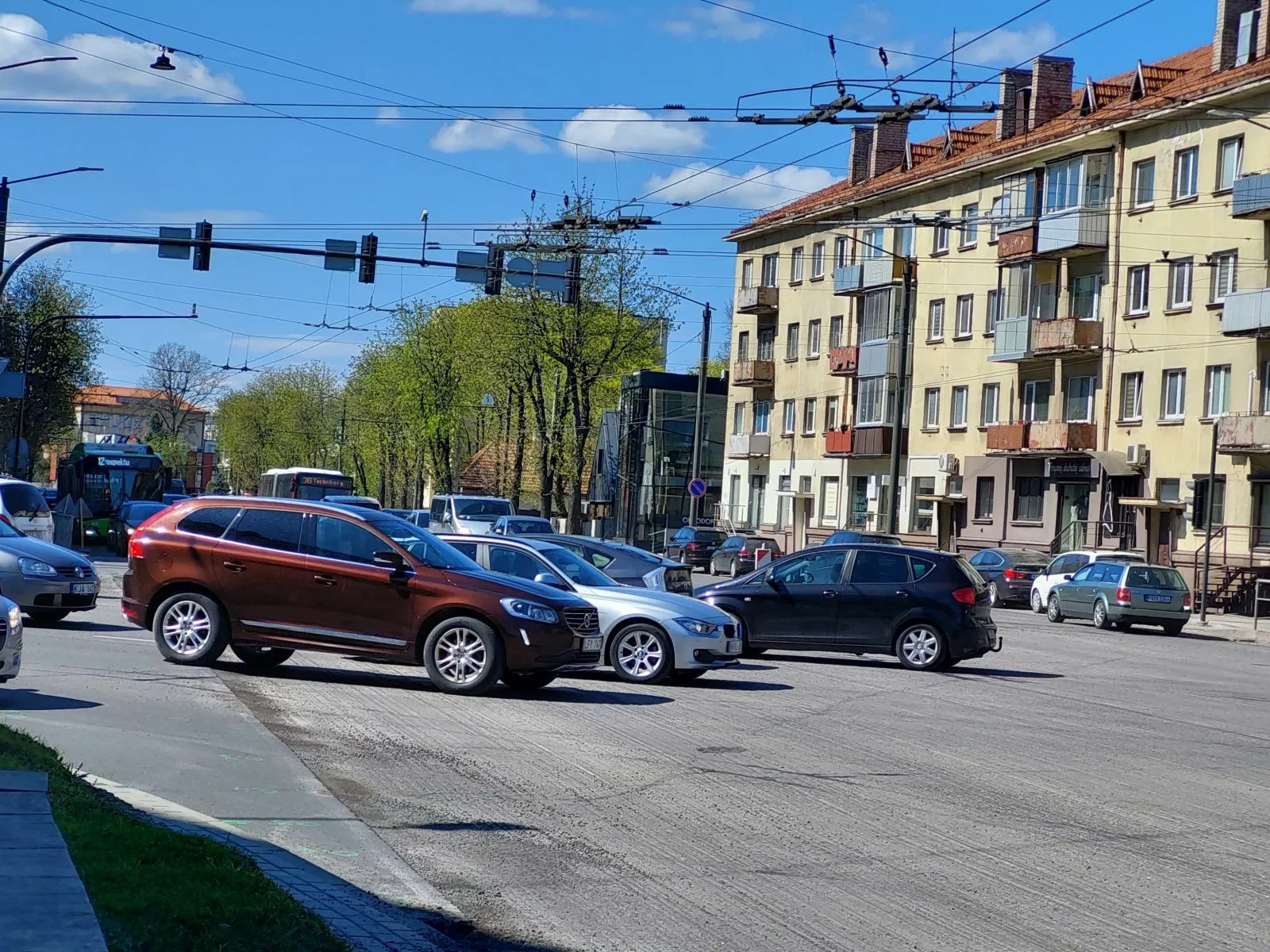 Darbai Aklųjų sankryžoje