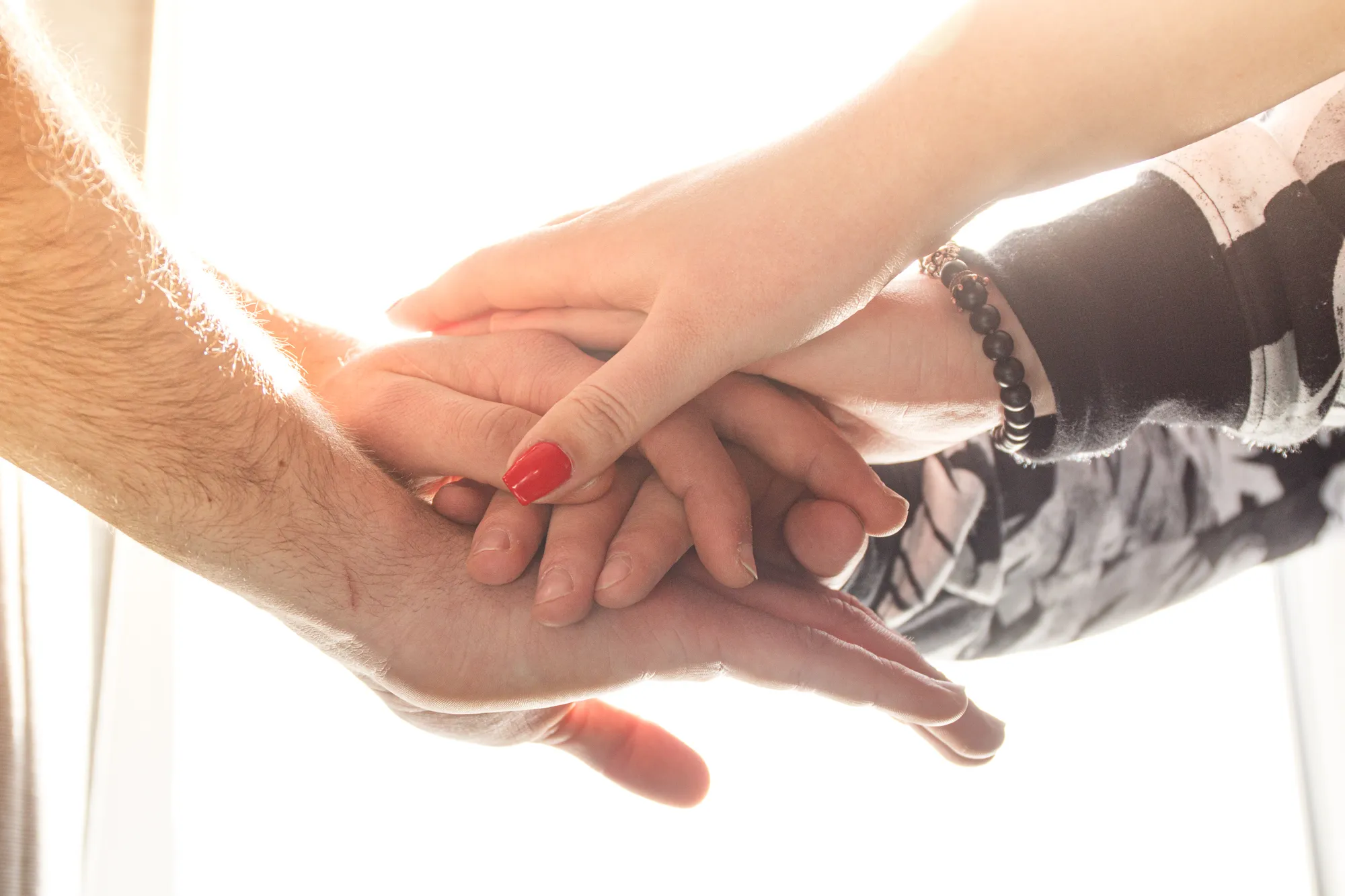 Rankos, palaikymas, emocinė parama, psichologas, komanda