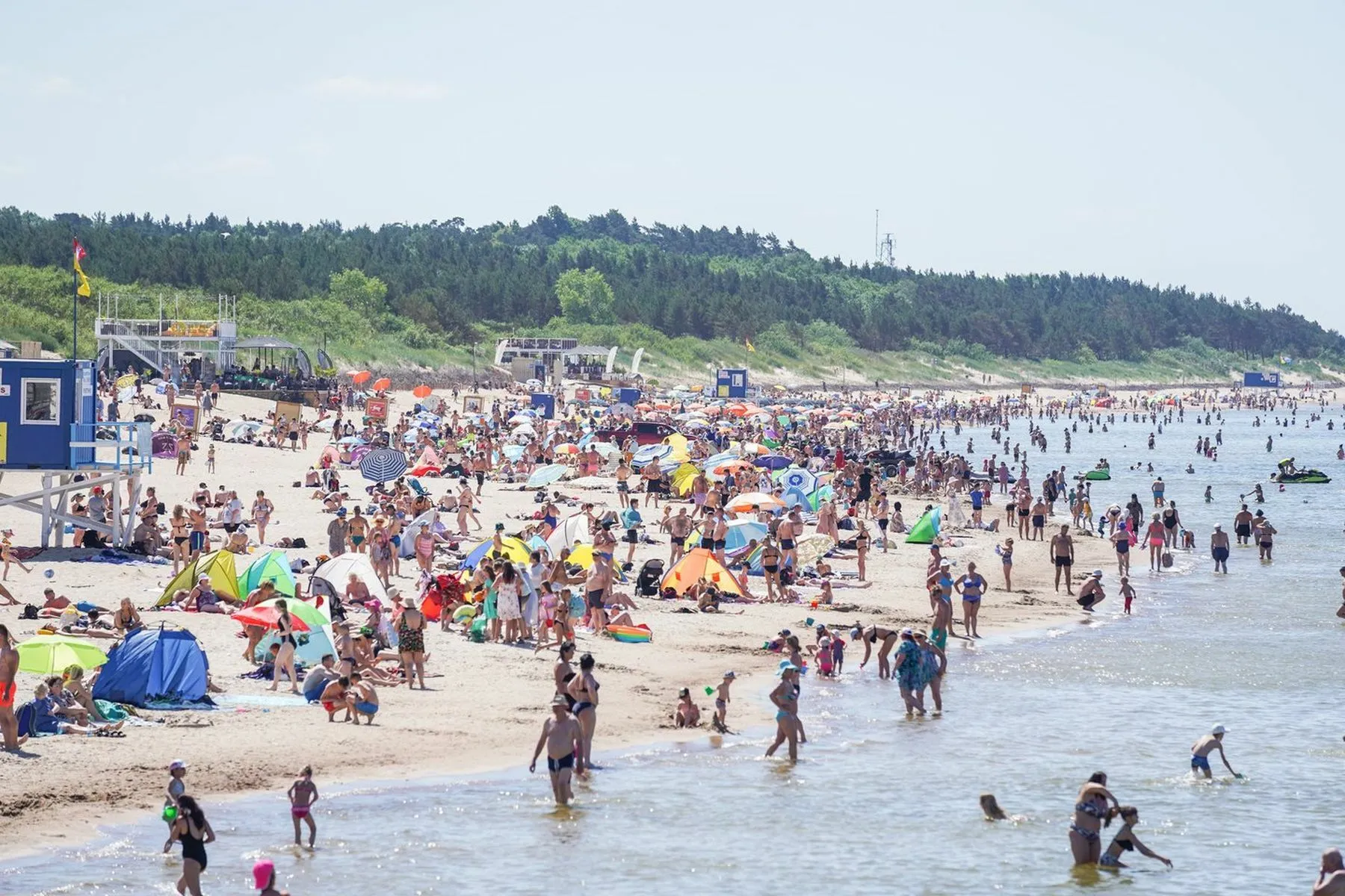 Poilsiautojai nugulė Palangos paplūdimį