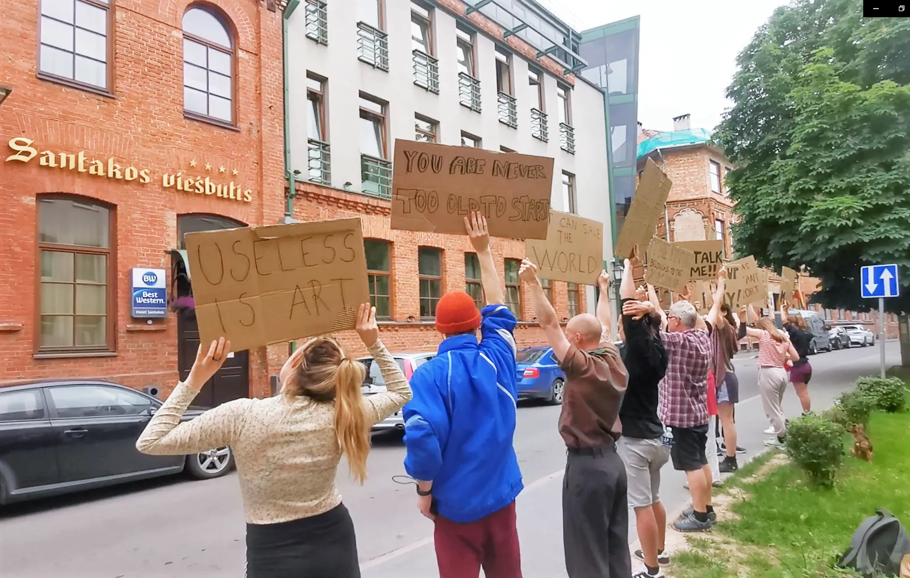 Meninis performansas prie „Santakos“ viešbučio