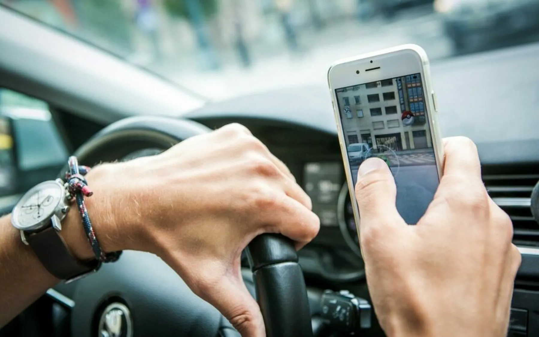 Naudojimasis telefonu vairuojant