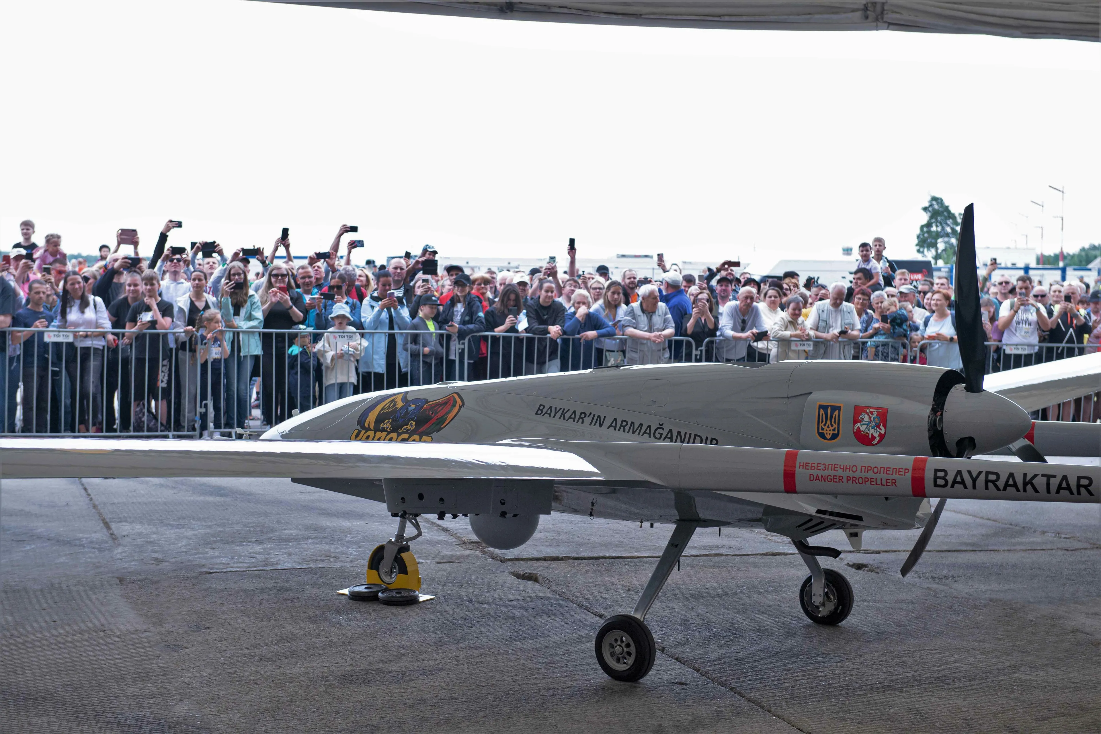 Dronas „Bayraktar“ pristatytas visuomenei