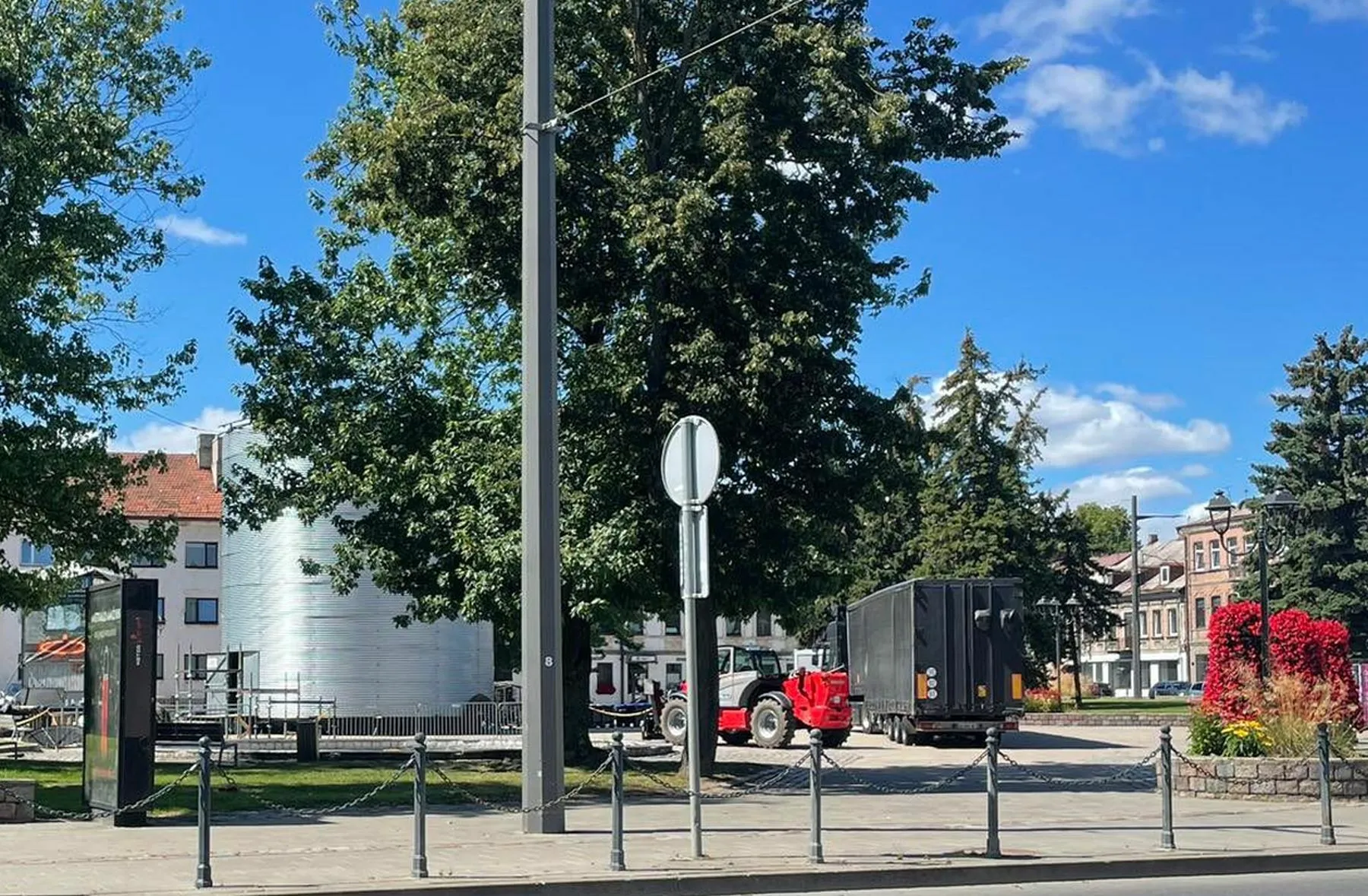 Metalinė konstrukcija Steigiamojo Seimo aikštėje