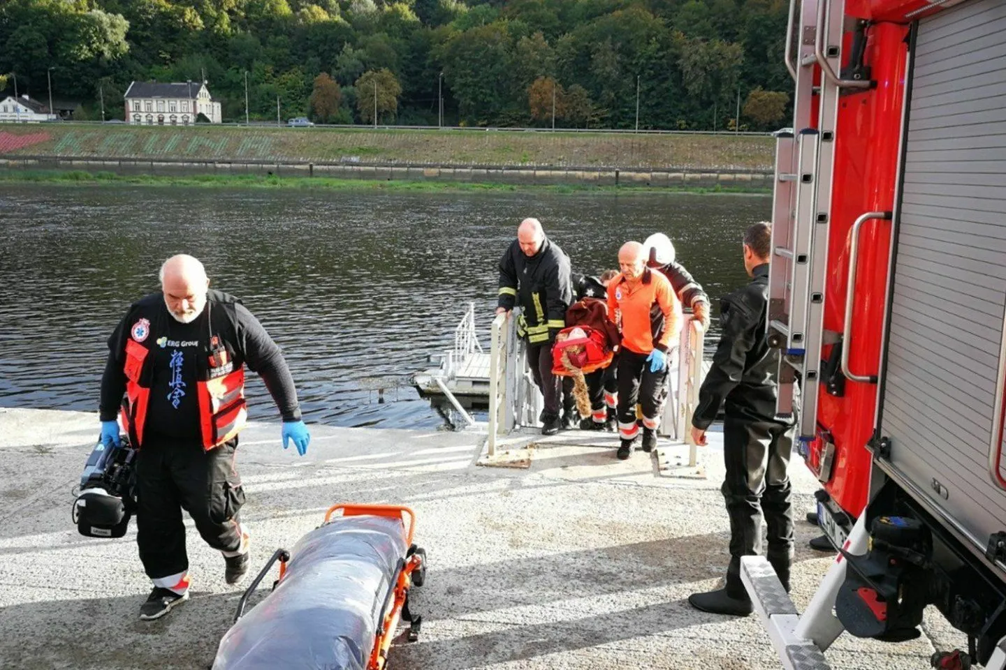 Nuo Vytauto Didžiojo tilto nušoko mergina / M. Patašiaus nuotr.