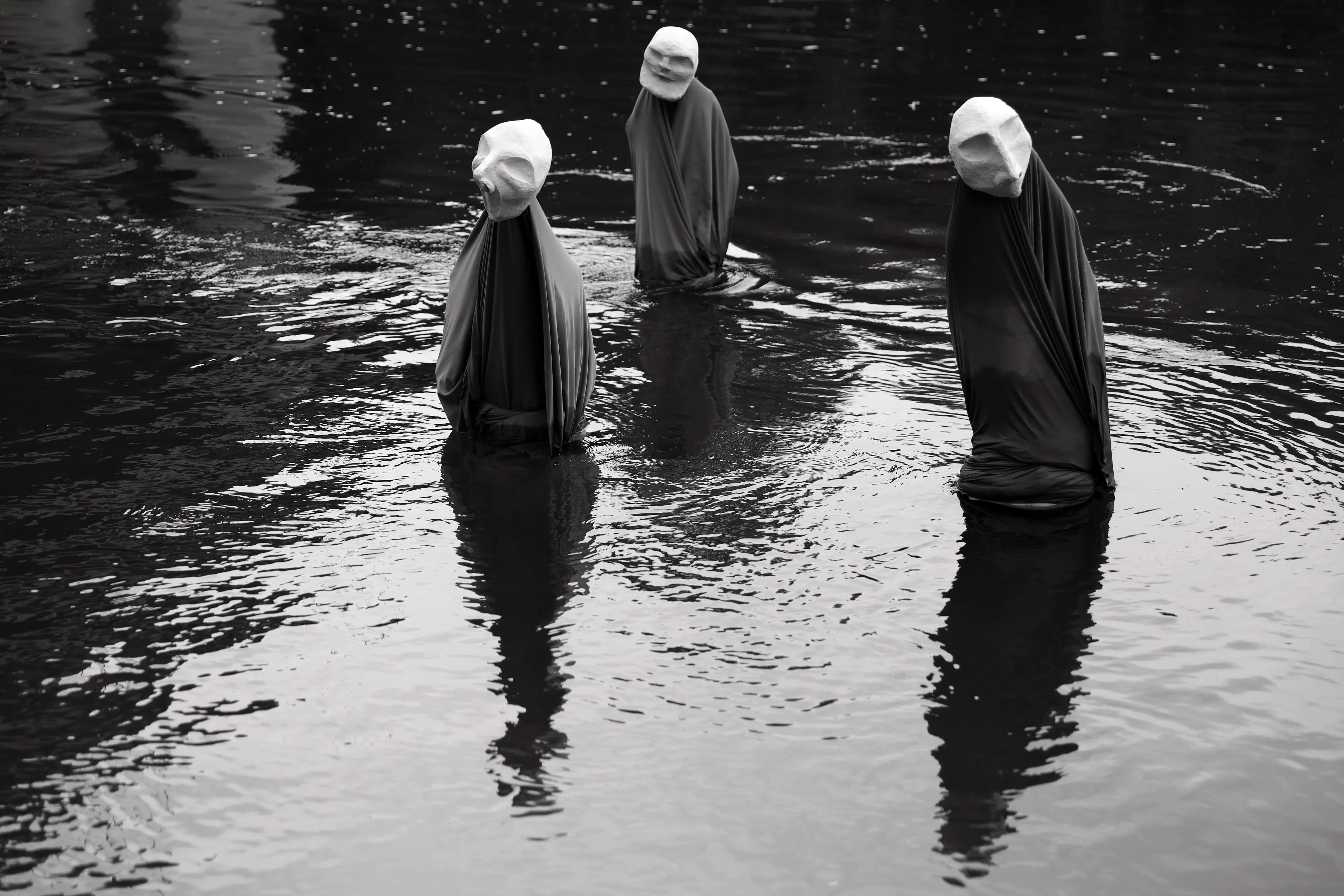 Anomalija-OM, Apeirono teatras, mirtis