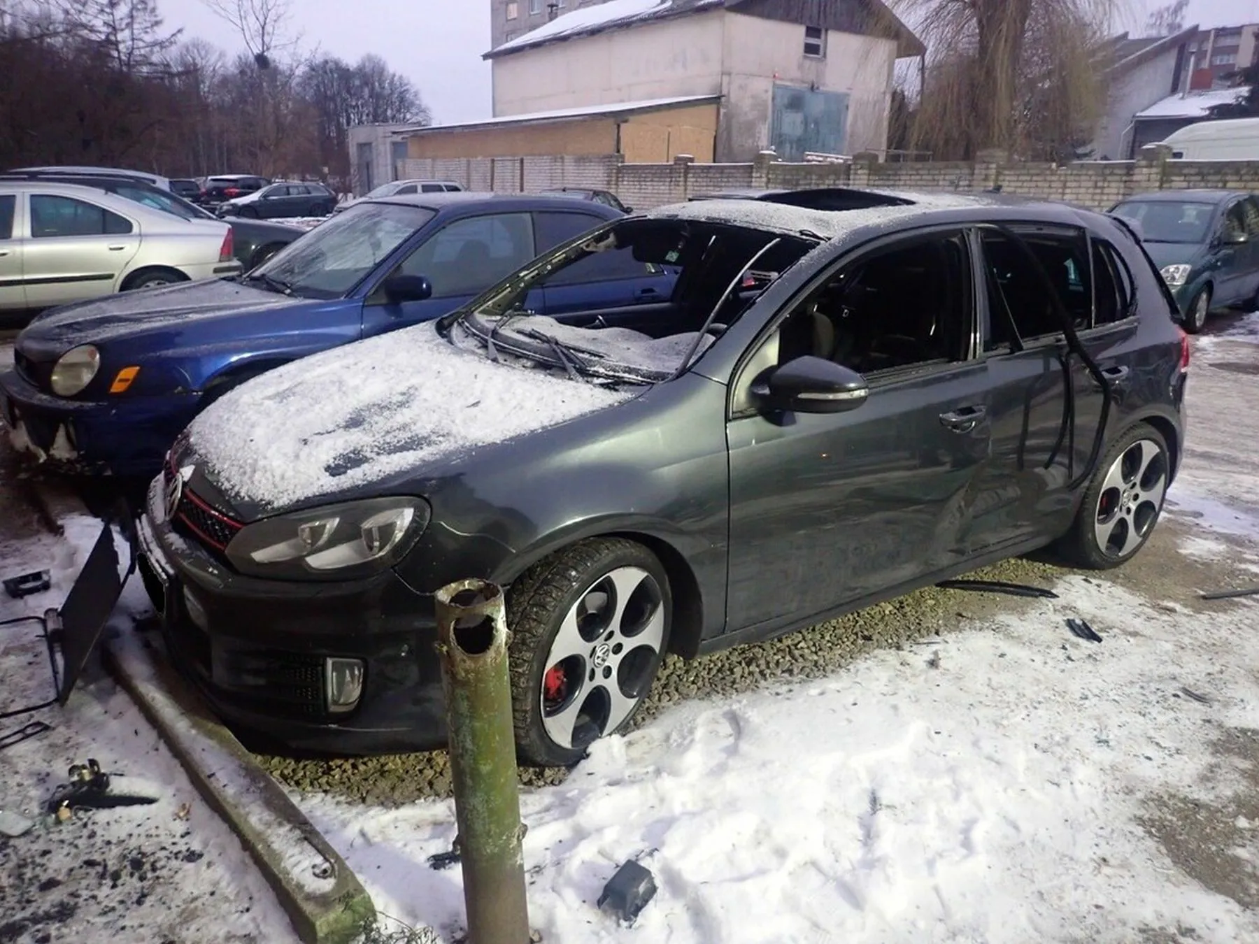 Šančiuose susprogdintas „Volkswagen Golf“