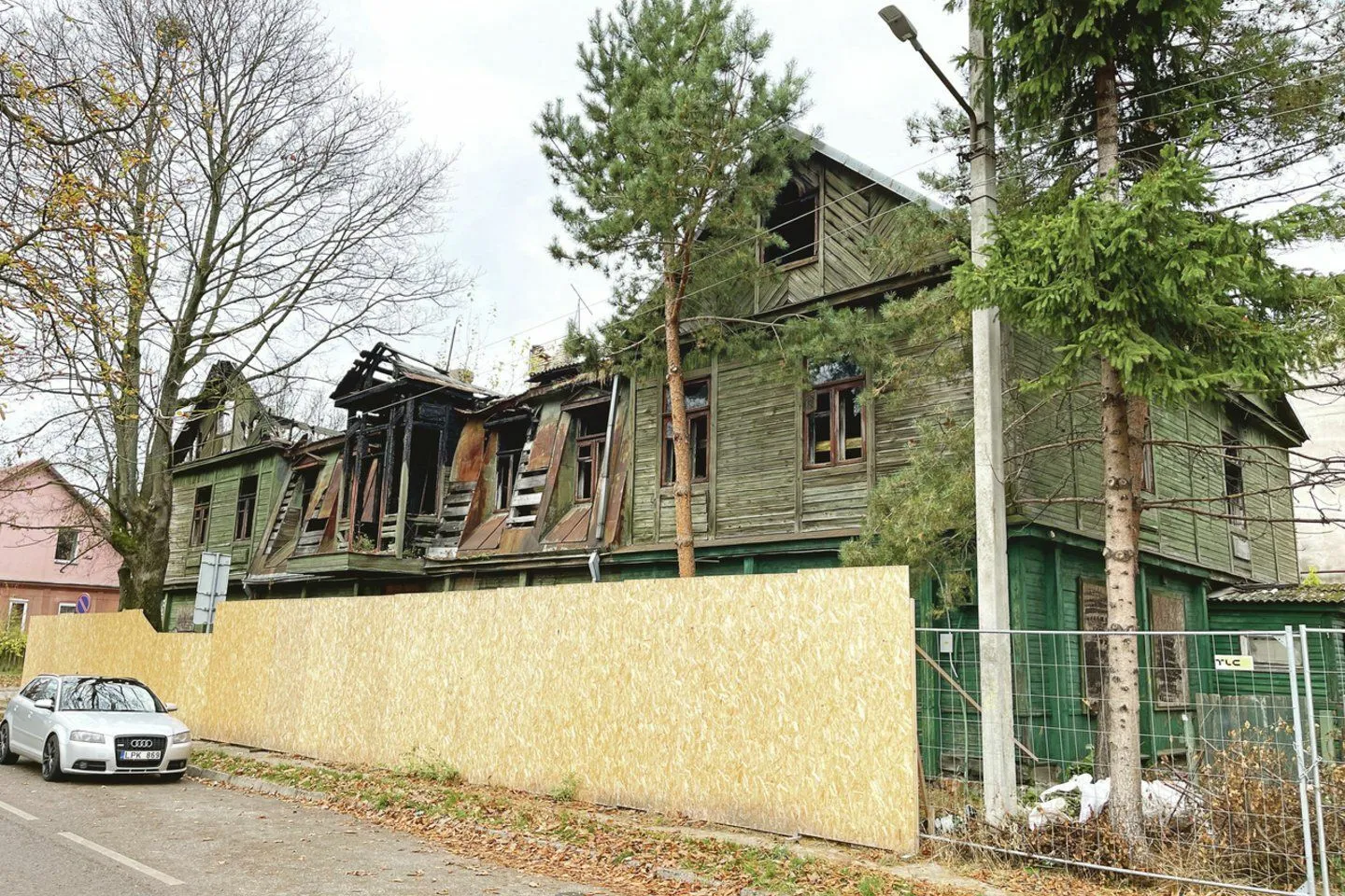 Šis Savanorių prospekto namas ne kartą degė. Vietoj jo iškils mūrinis pastatas, bet apdaila bus medinė / G. Bitvinsko nuotr.