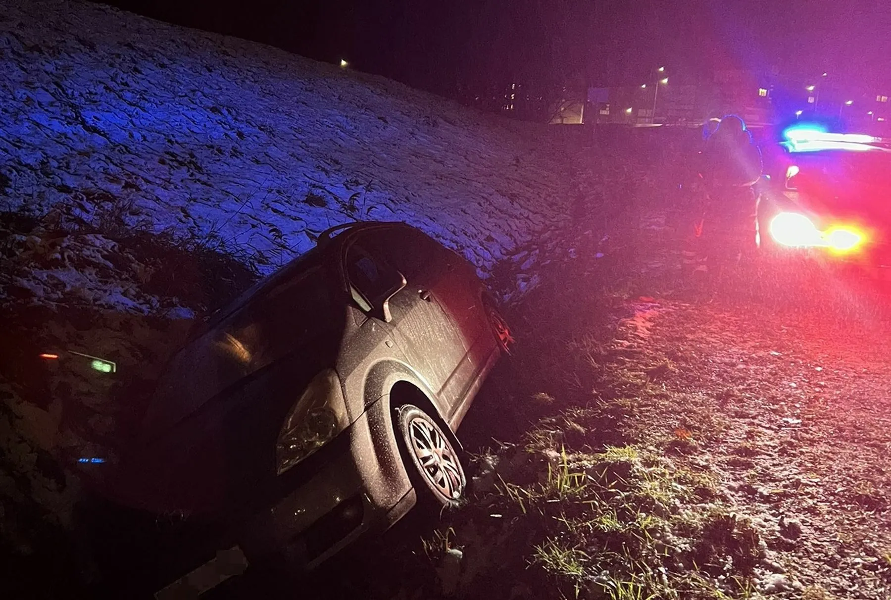 Neblaivi vairuotoja nuvažiavo į griovį