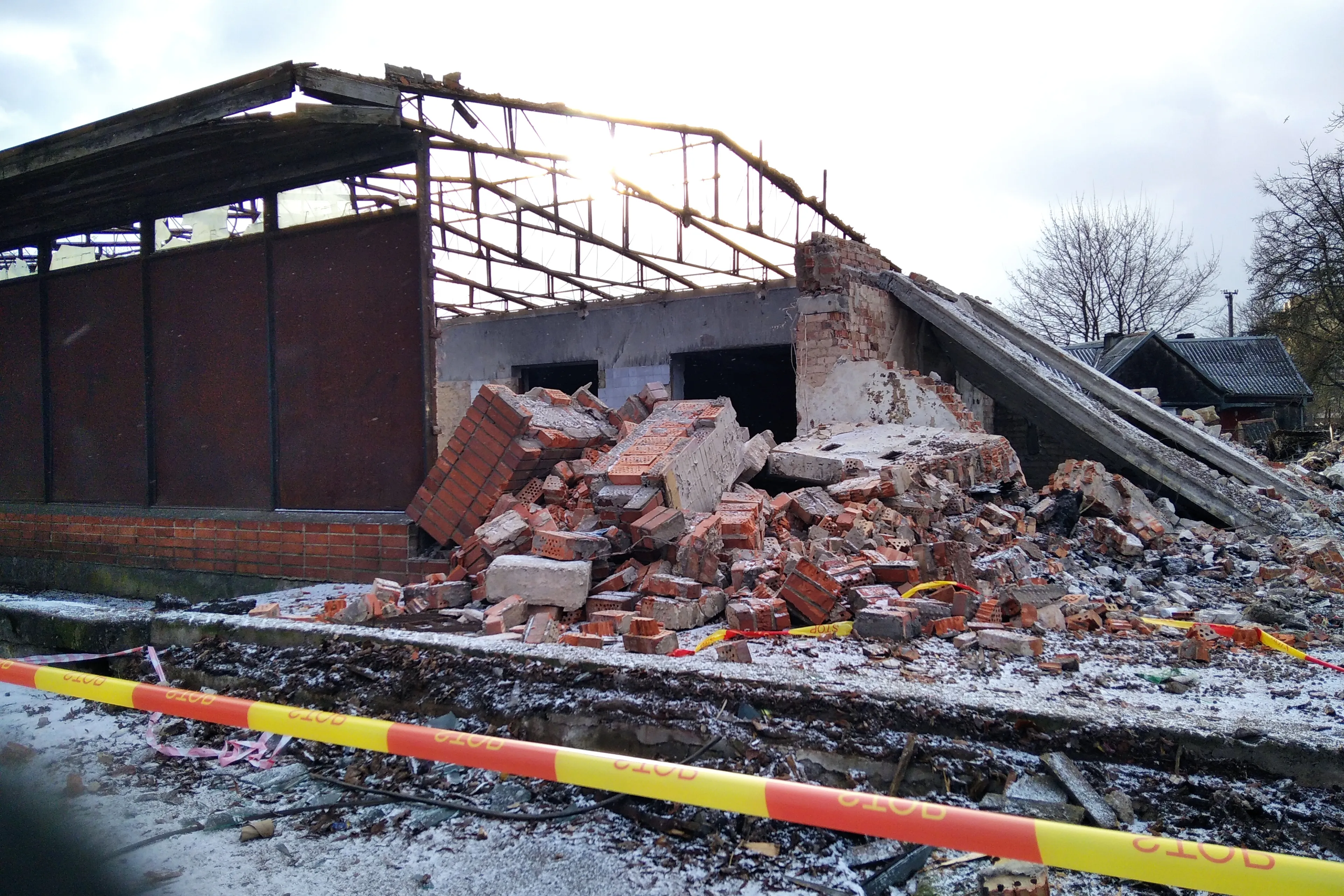 Žemaičių plente griaunama parduotuvė