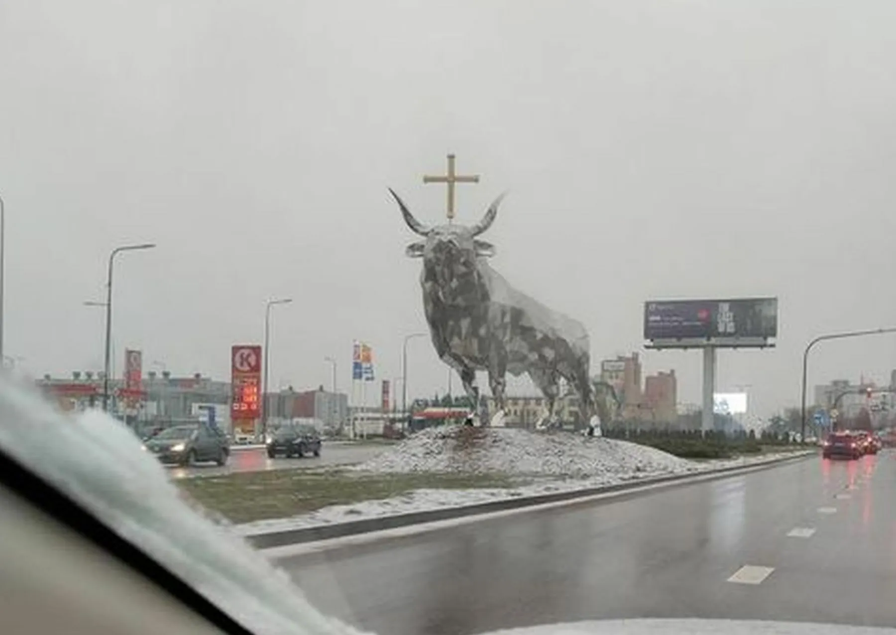 Tauro skulptūra Muravos sankryžoje / Skaitytojo nuotr.