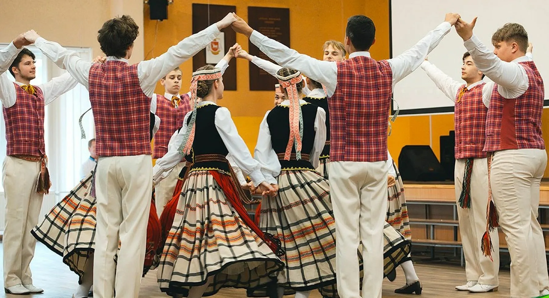 Tautinių šokių festivalis Kauno „Santaros“ gimnazijoje