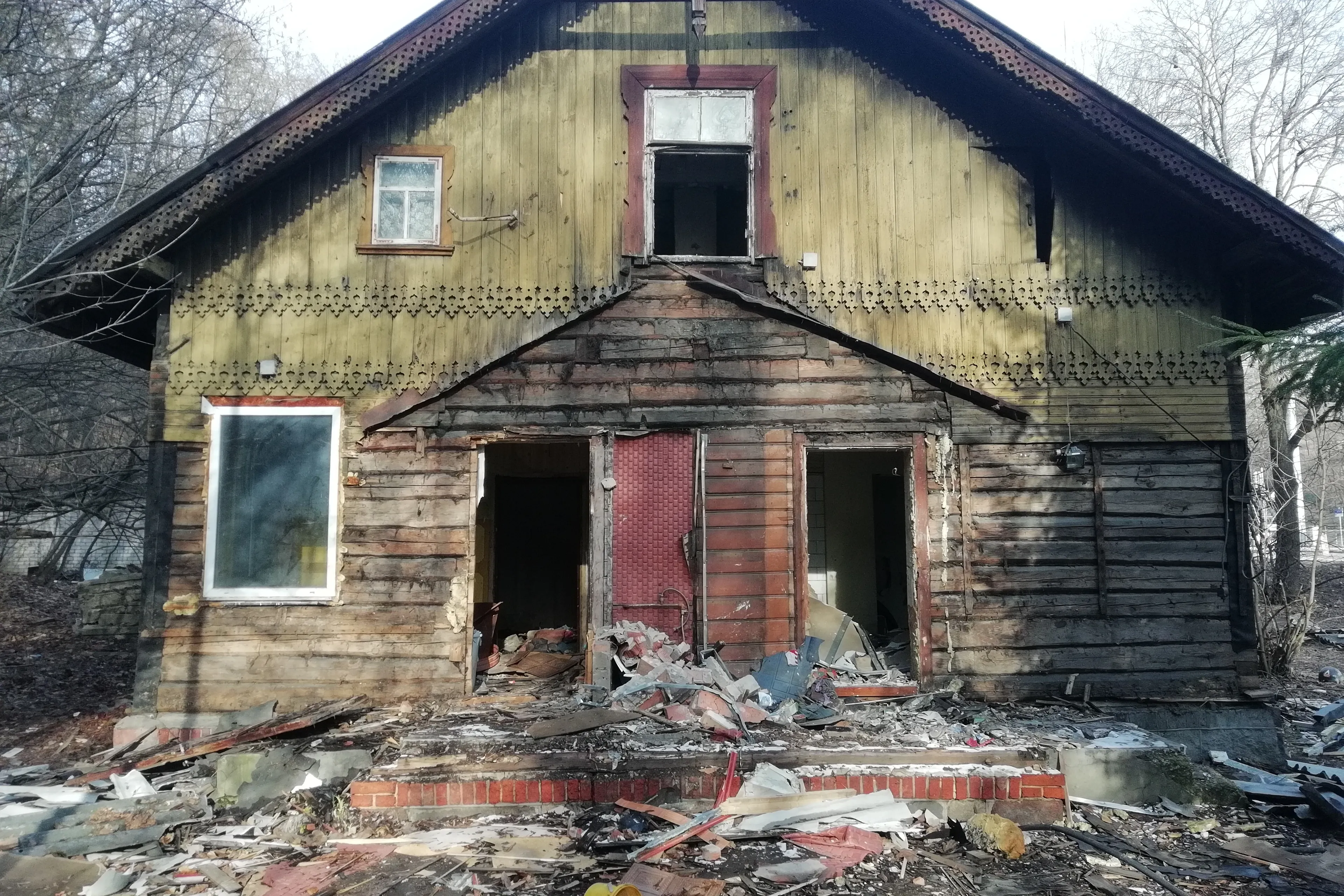 Tunelio gatvėje ardomas medinukas