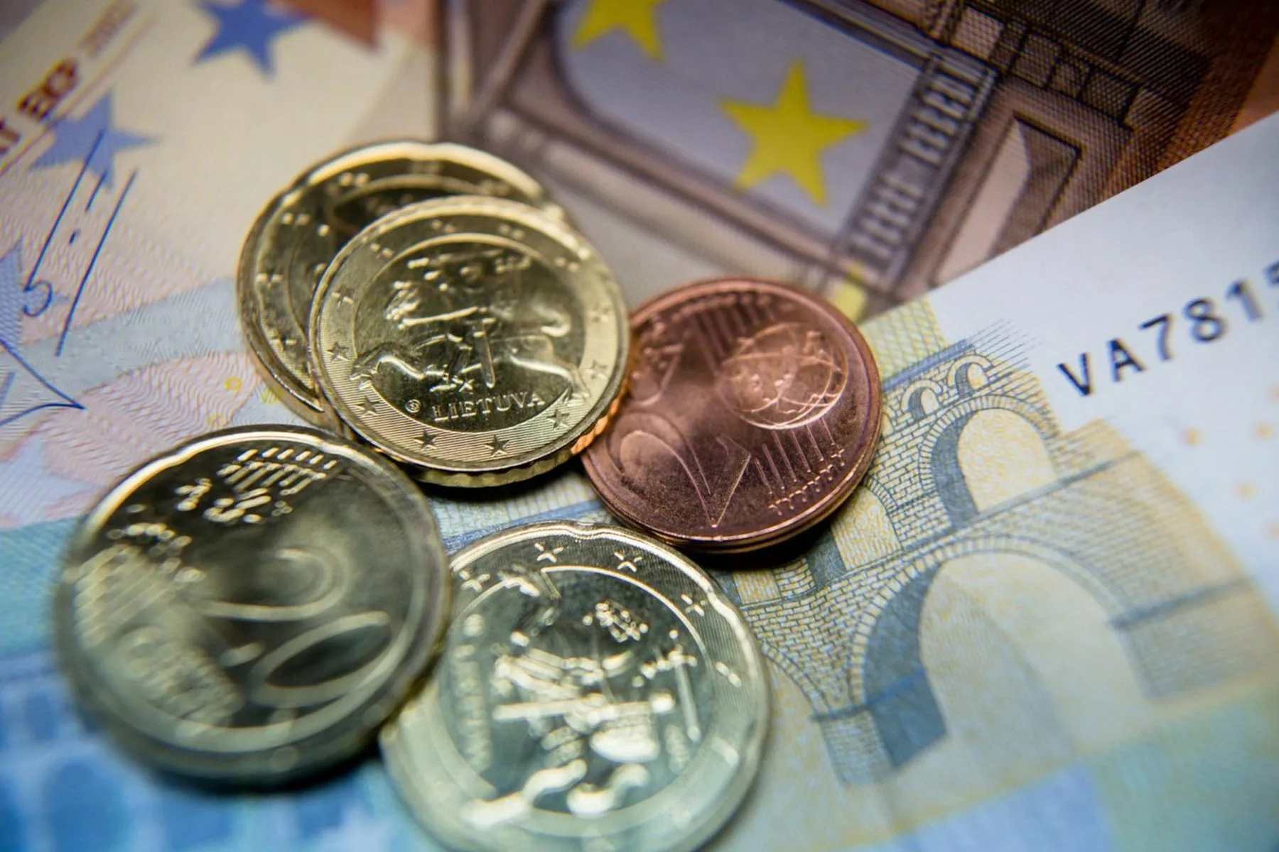 pinigai, eurai